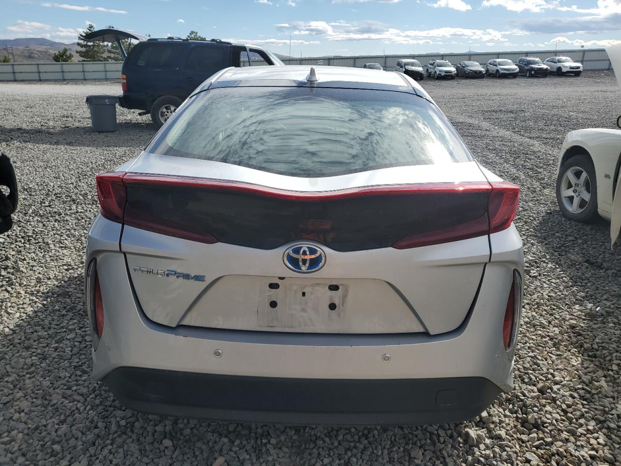 2018 Toyota Prius Prime Серебряный vin: JTDKARFP8J3098676