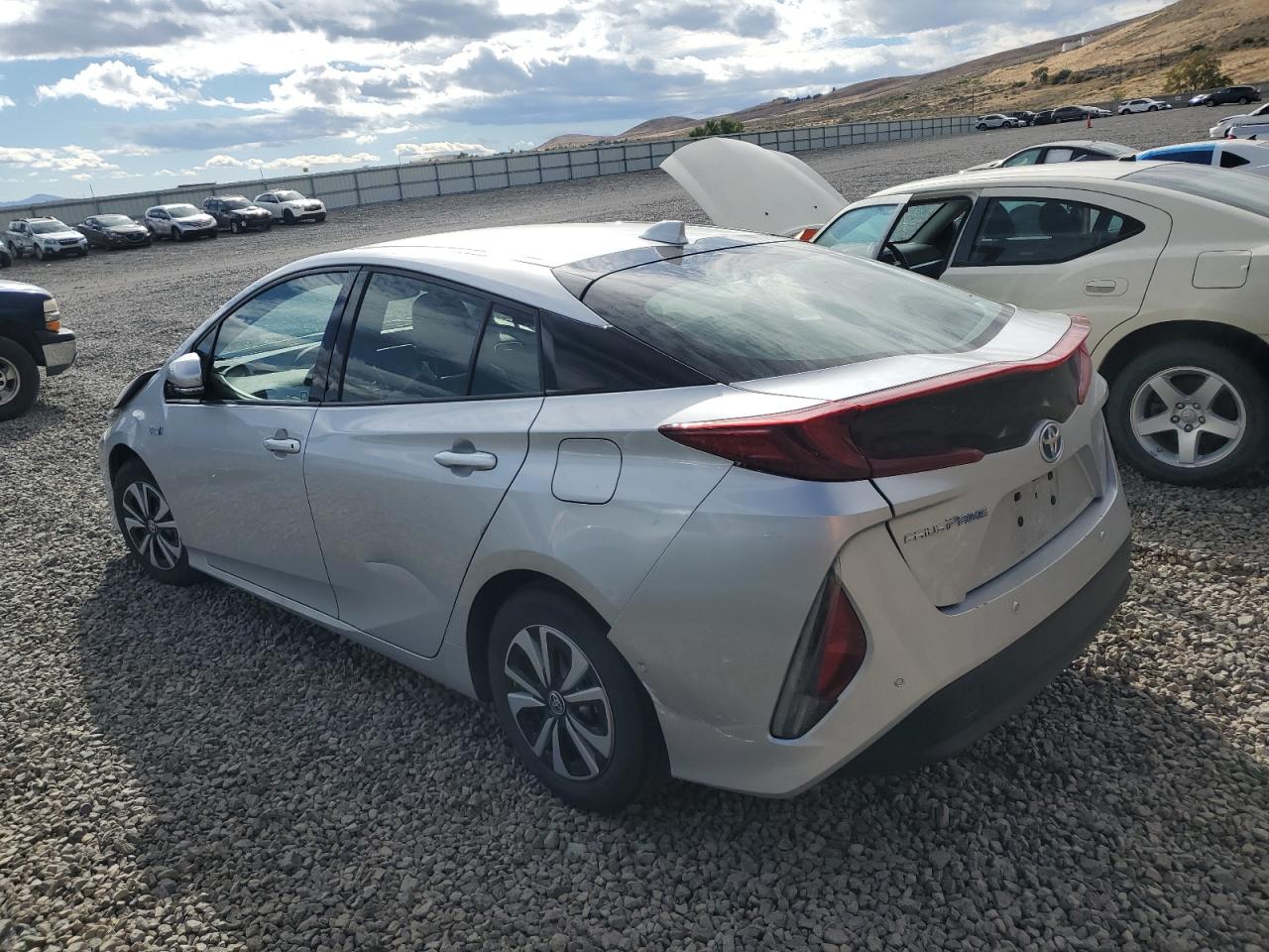 2018 Toyota Prius Prime Серебряный vin: JTDKARFP8J3098676