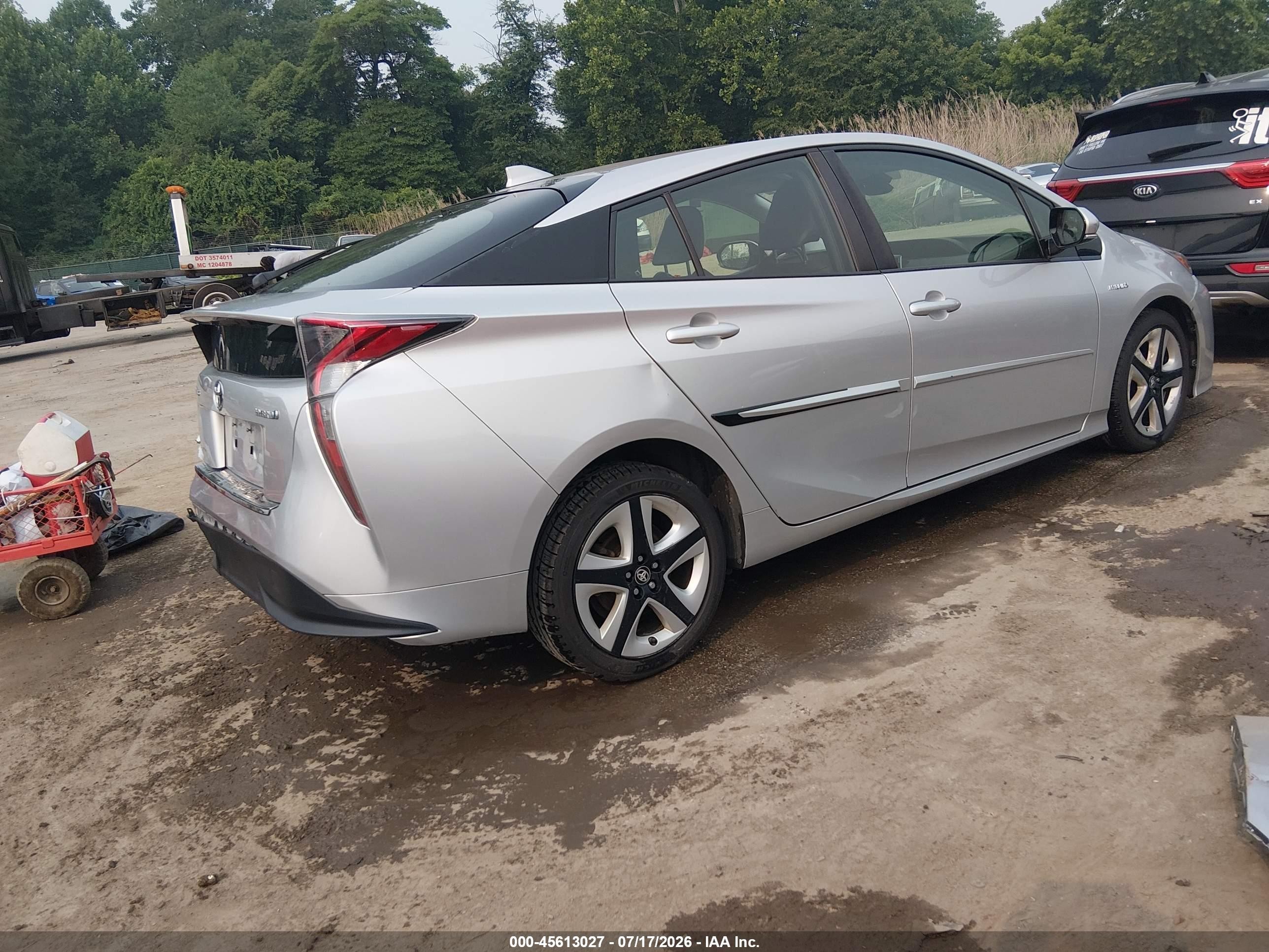 2016 Toyota Prius Three Touring Серебряный vin: JTDKARFU0G3515352