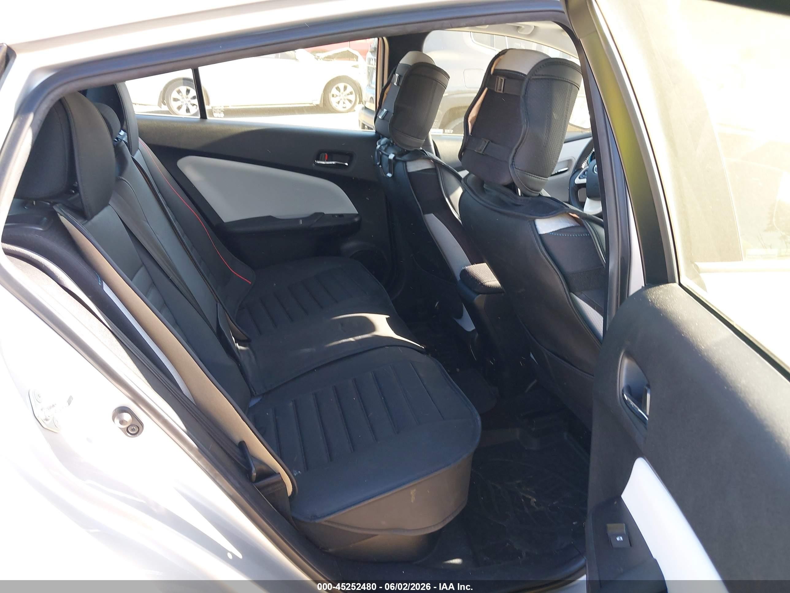 2018 Toyota Prius Three Серебряный vin: JTDKARFU0J3059005