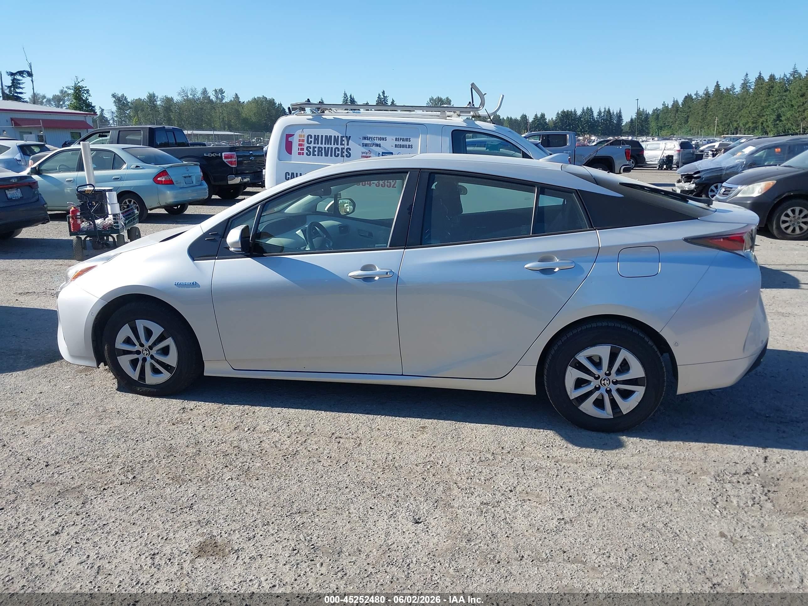 2018 Toyota Prius Three Серебряный vin: JTDKARFU0J3059005