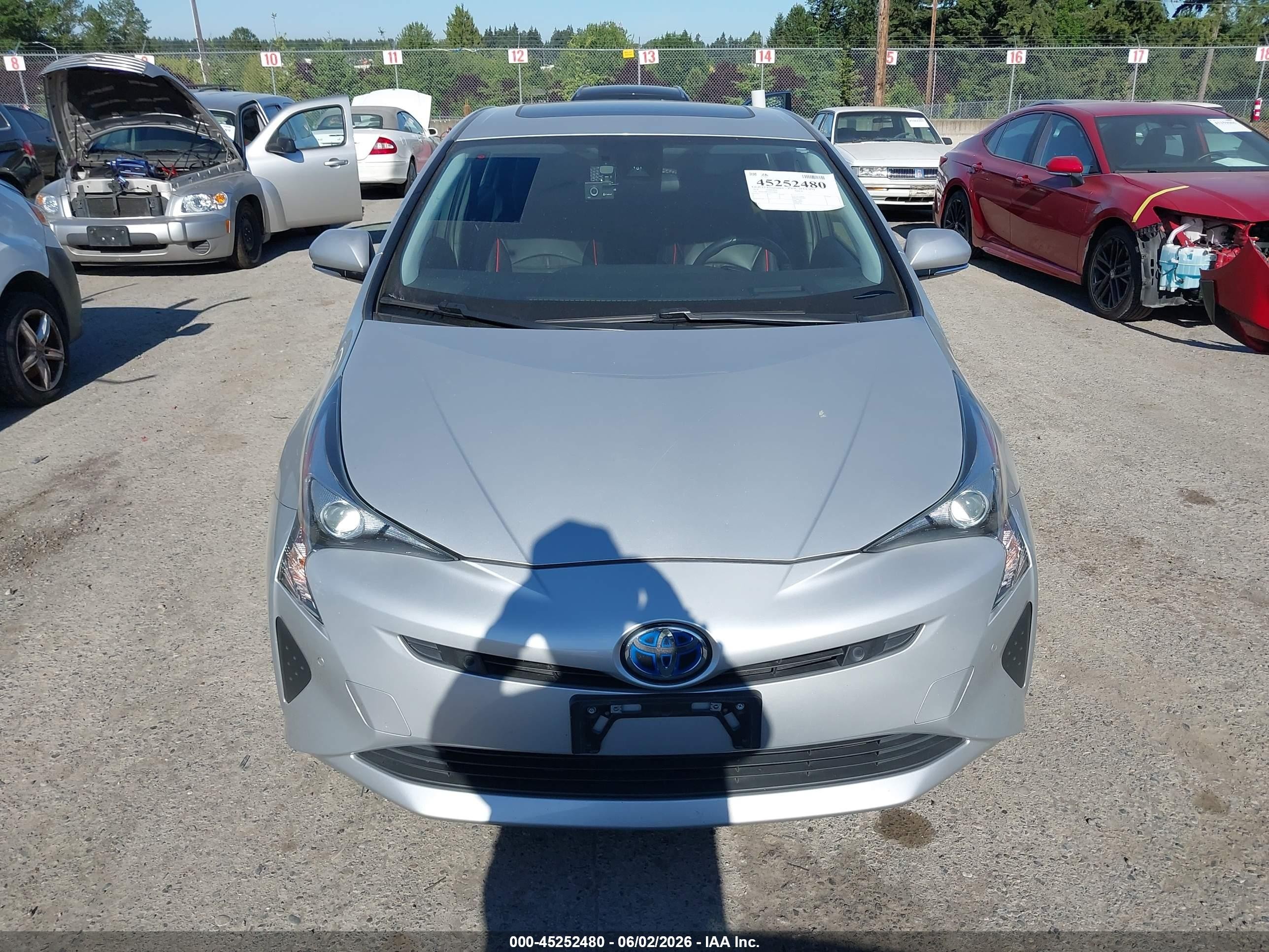 2018 Toyota Prius Three Серебряный vin: JTDKARFU0J3059005