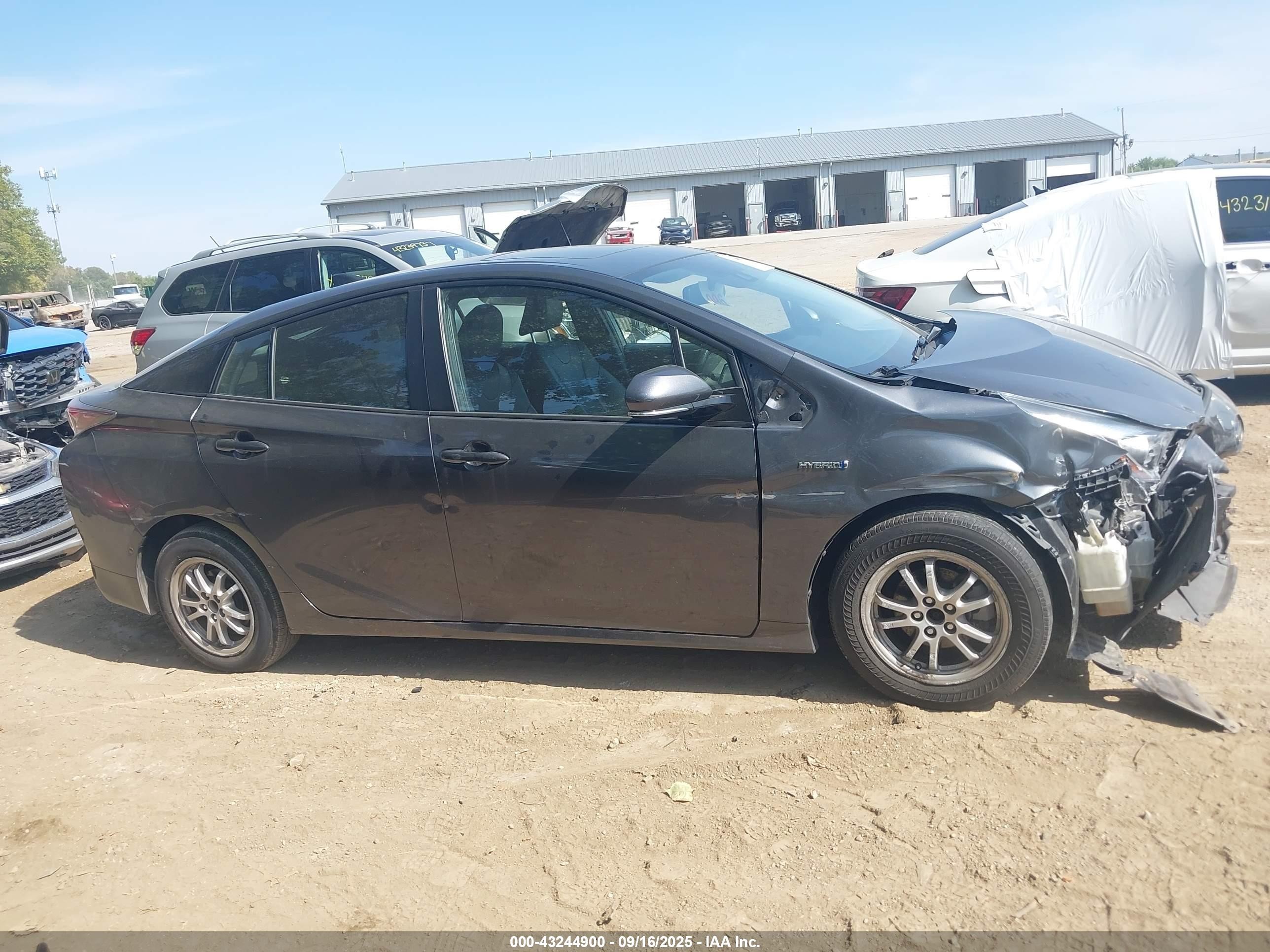 2018 Toyota Prius Four Серый vin: JTDKARFU3J3068202