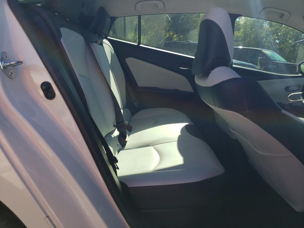 2017 Toyota Prius  White vin: JTDKARFUXH3534718