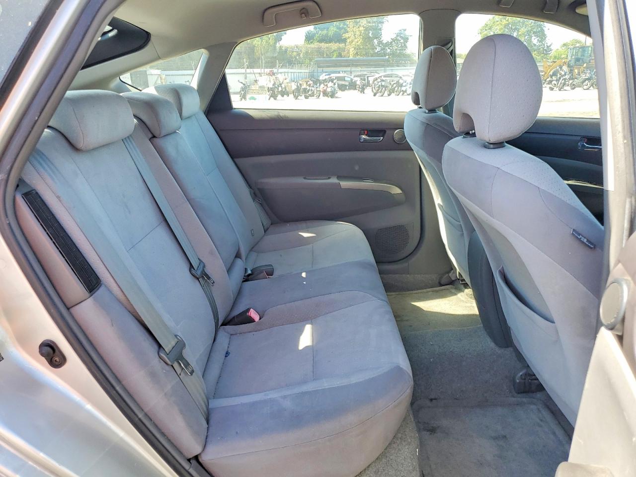 2004 Toyota Prius Base Silver vin: JTDKB20U040024032
