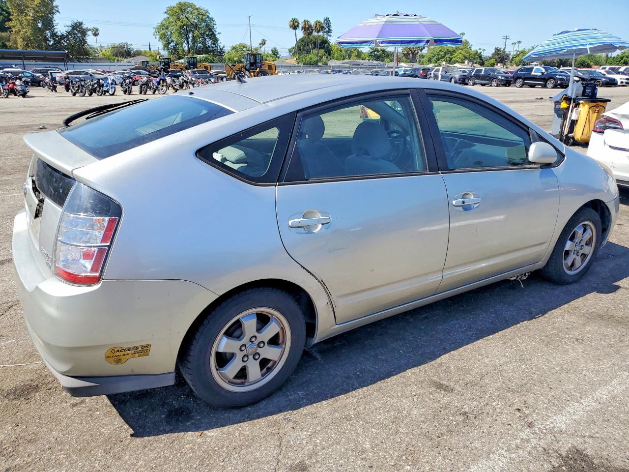 2004 Toyota Prius Base Silver vin: JTDKB20U040024032