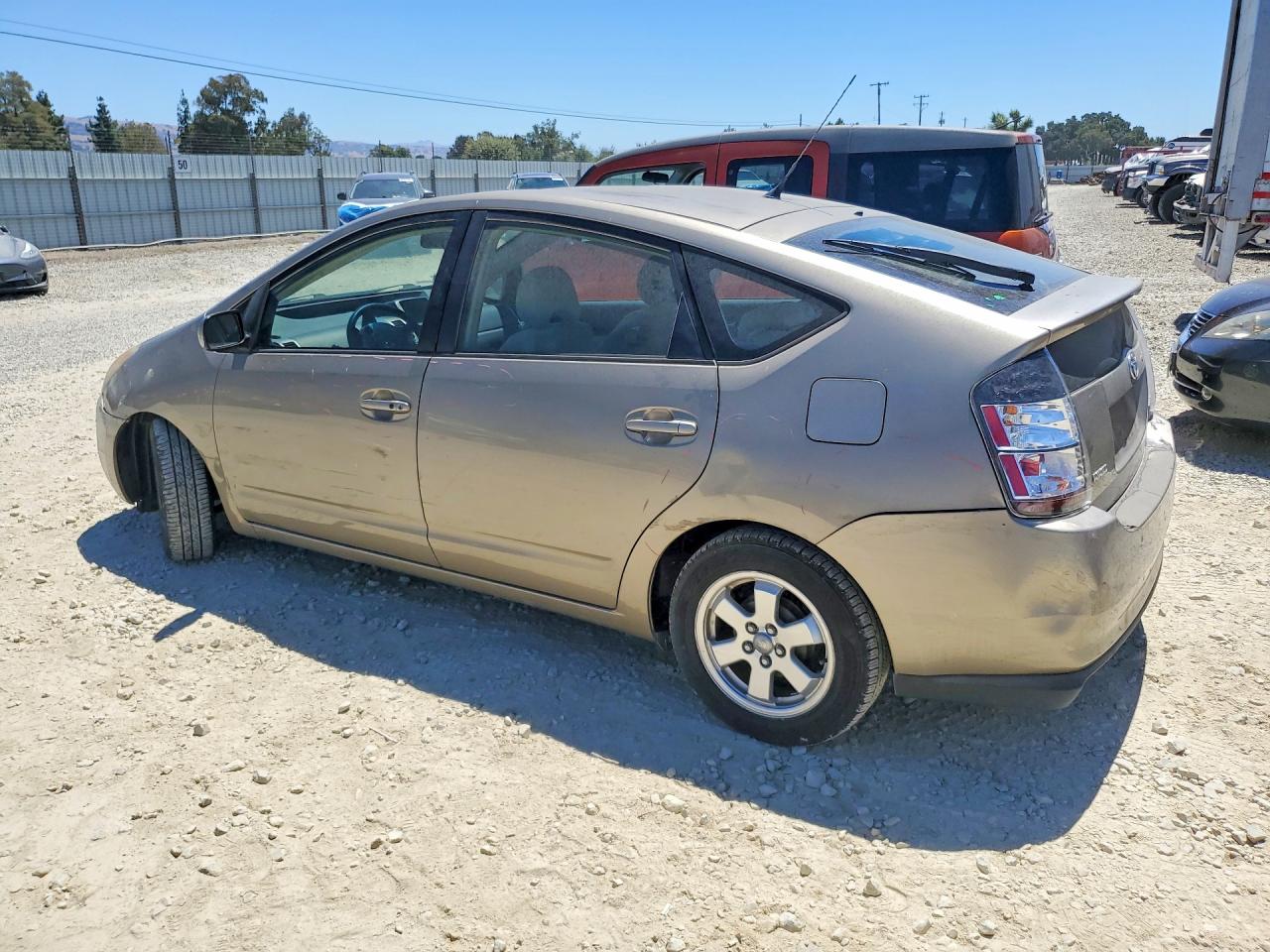 2004 Toyota Prius Base Gold vin: JTDKB20U040030252