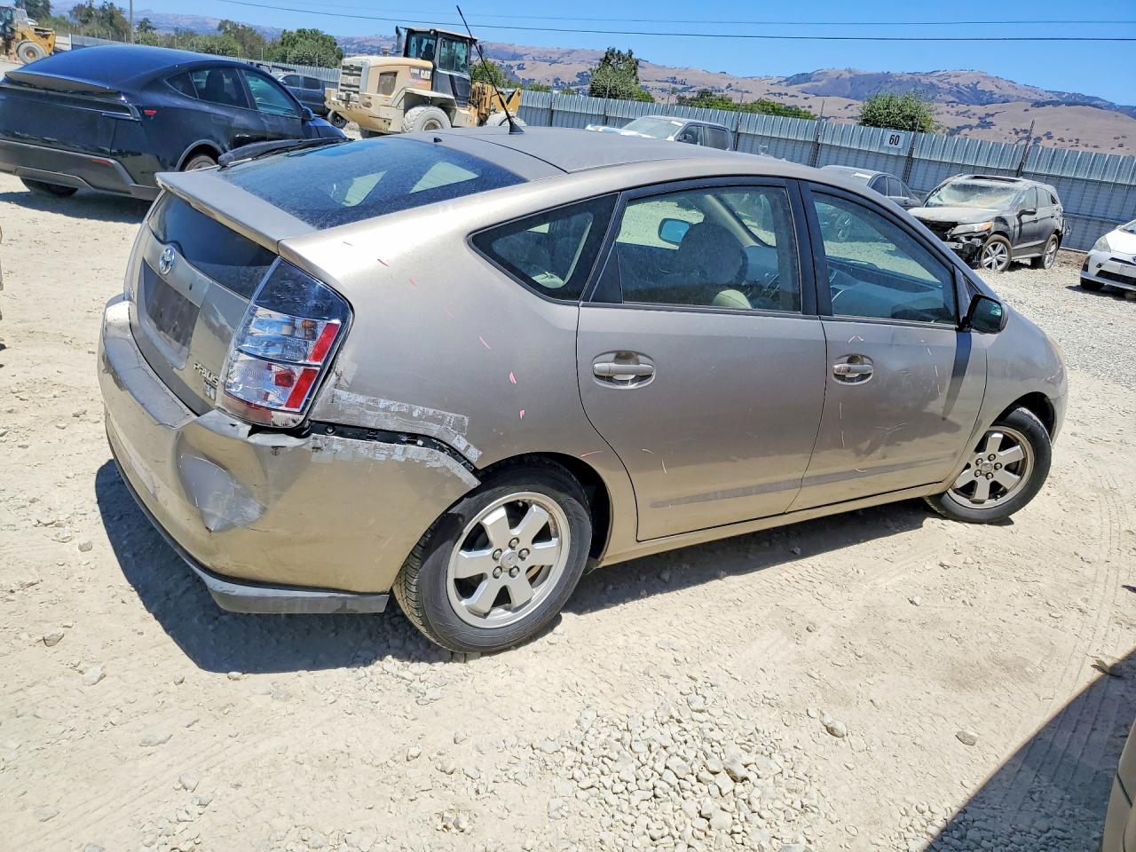2004 Toyota Prius Base Gold vin: JTDKB20U040030252