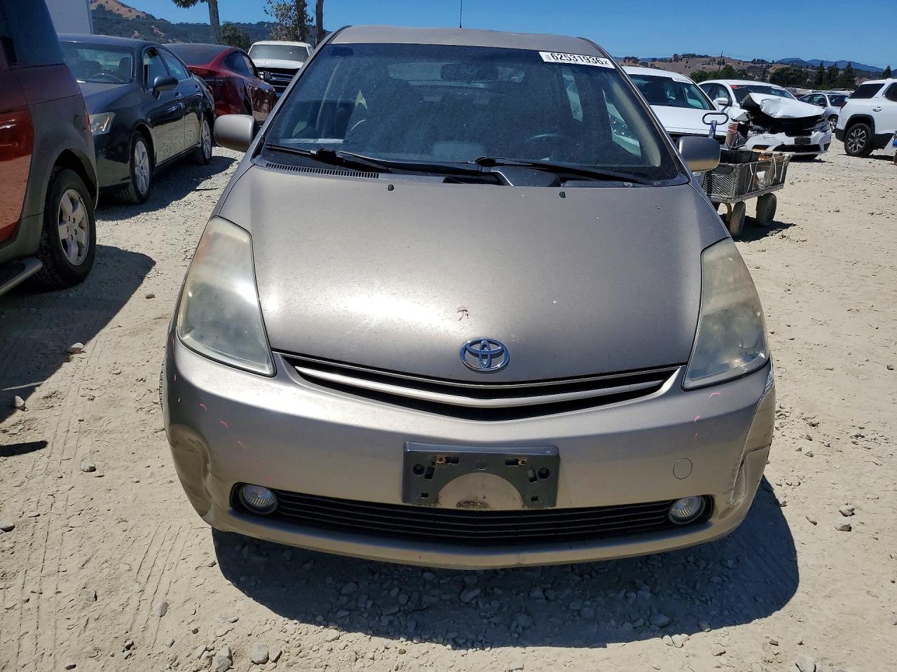 2004 Toyota Prius Base Gold vin: JTDKB20U040030252