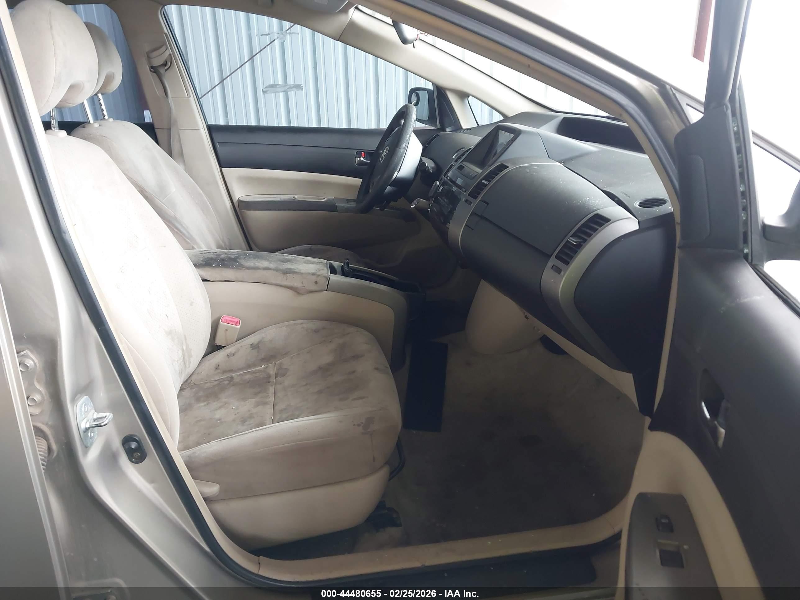 2004 Toyota Prius   Gold vin: JTDKB20U040038822