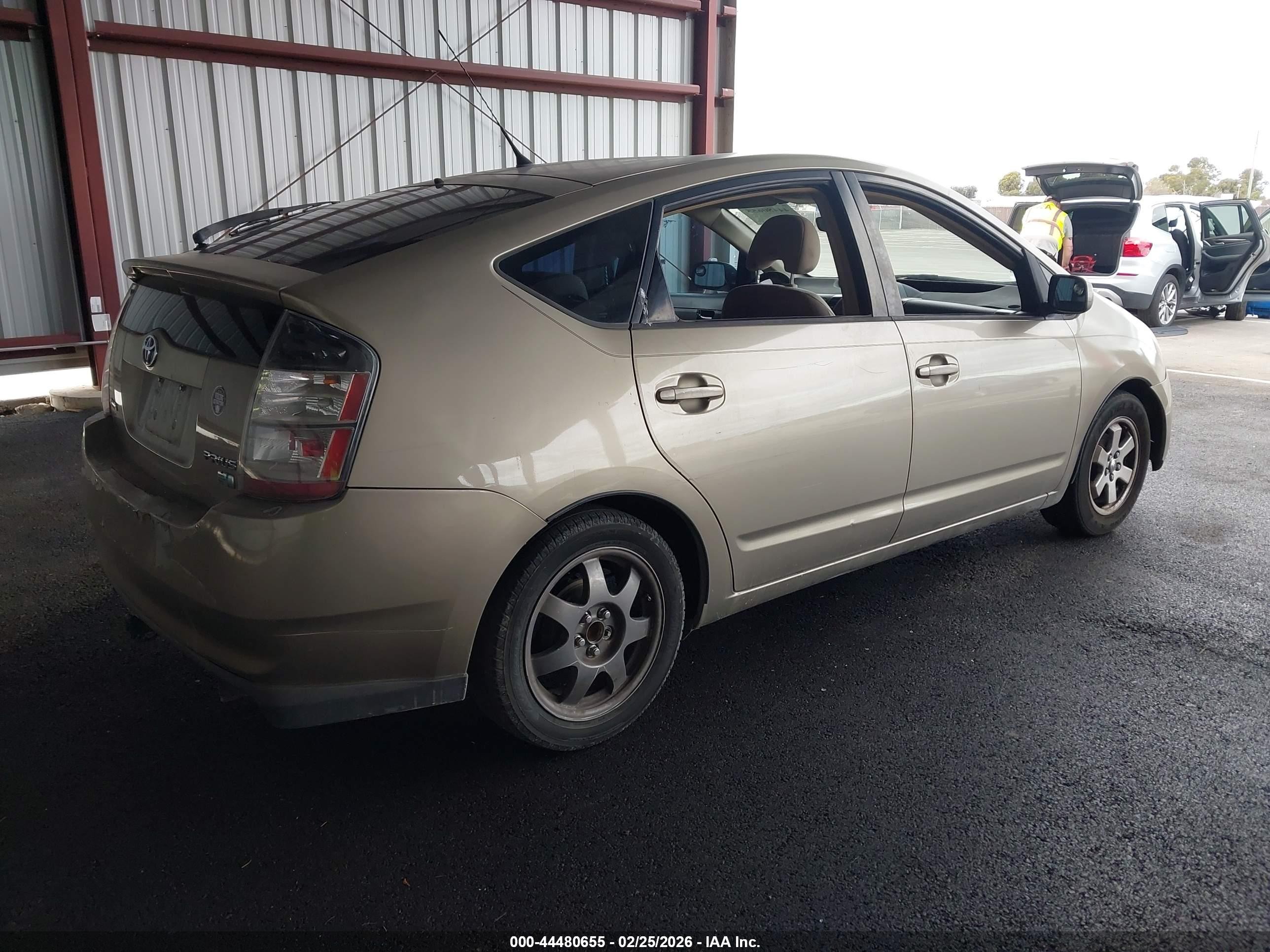 2004 Toyota Prius   Gold vin: JTDKB20U040038822