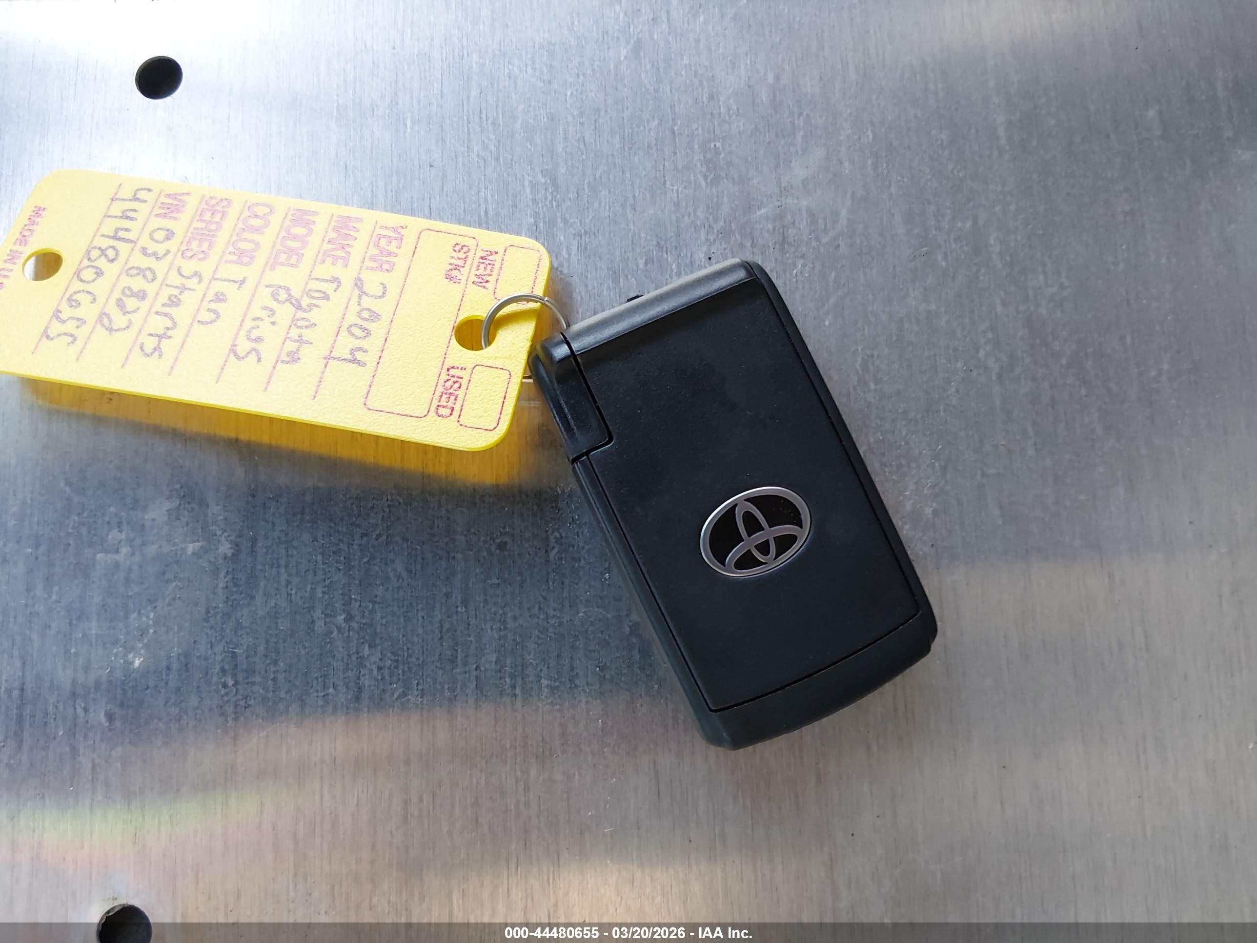 2004 Toyota Prius   Gold vin: JTDKB20U040038822