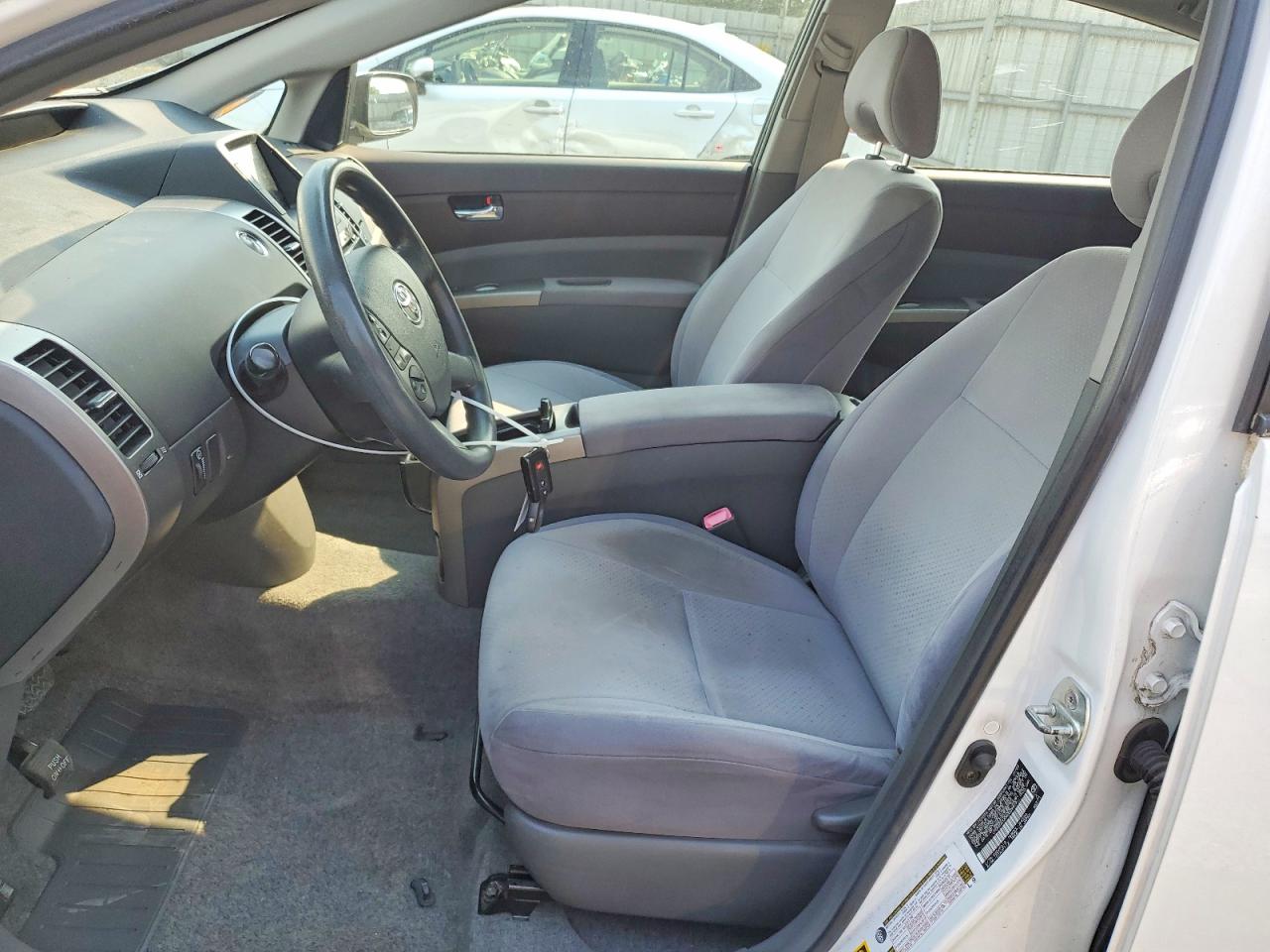 2004 Toyota Prius Base White vin: JTDKB20U040039419