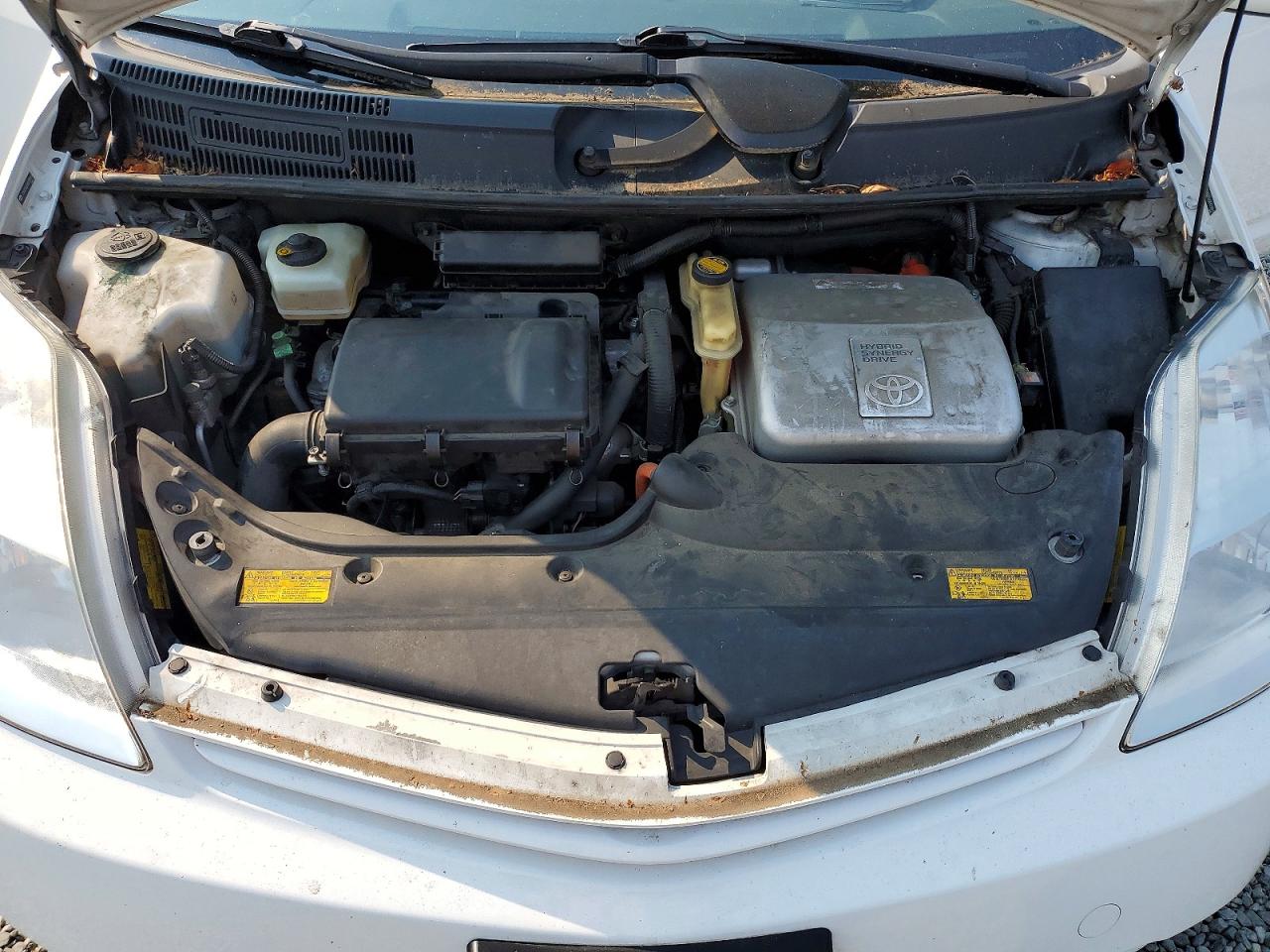 2004 Toyota Prius Base White vin: JTDKB20U040039419