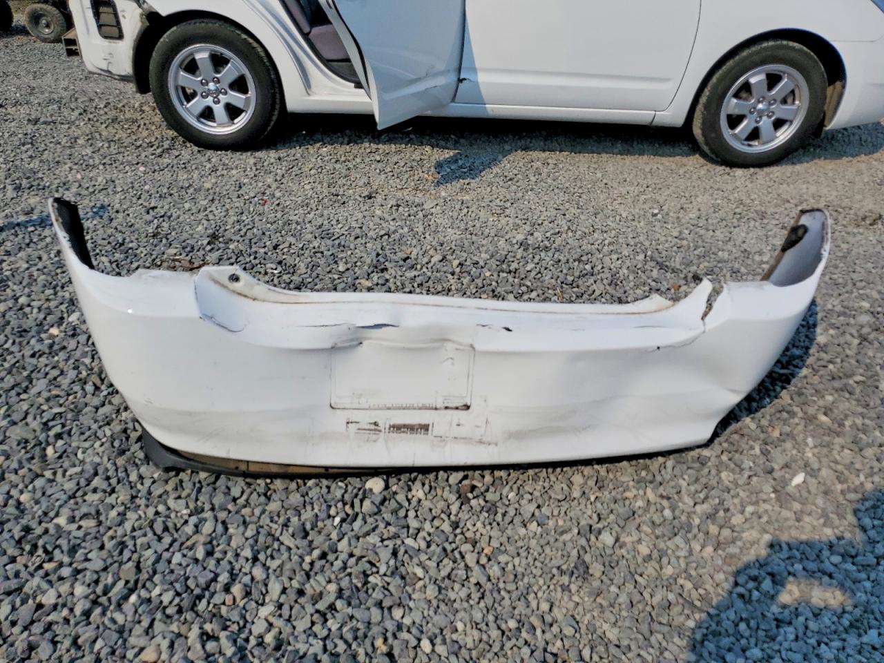 2004 Toyota Prius Base White vin: JTDKB20U040039419