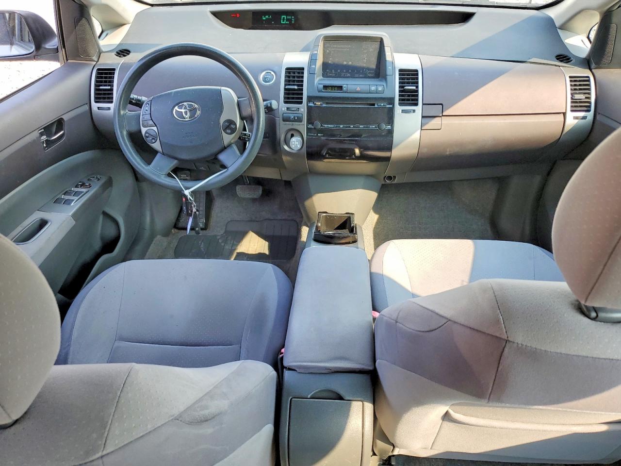 2004 Toyota Prius Base White vin: JTDKB20U040039419