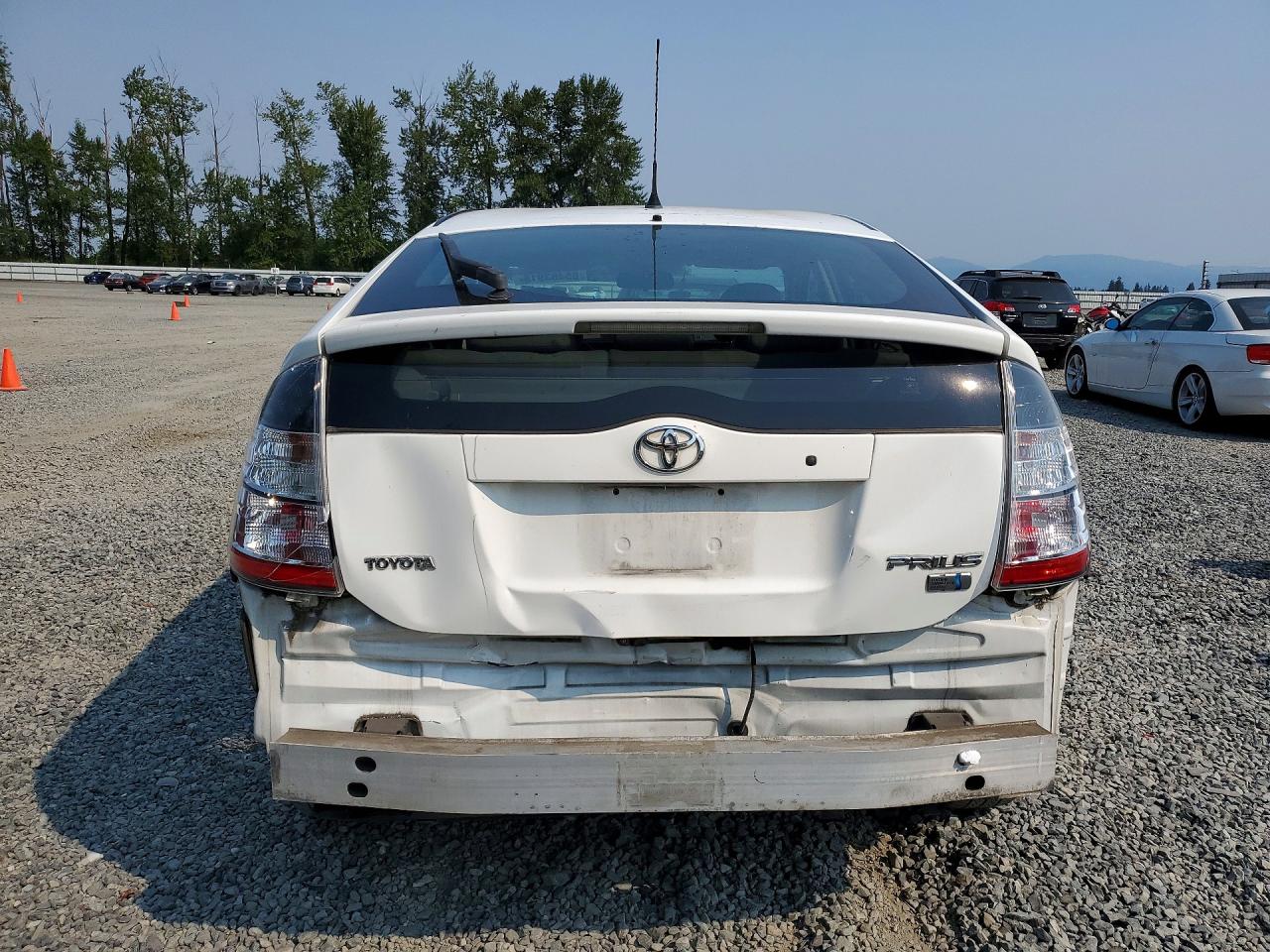 2004 Toyota Prius Base White vin: JTDKB20U040039419