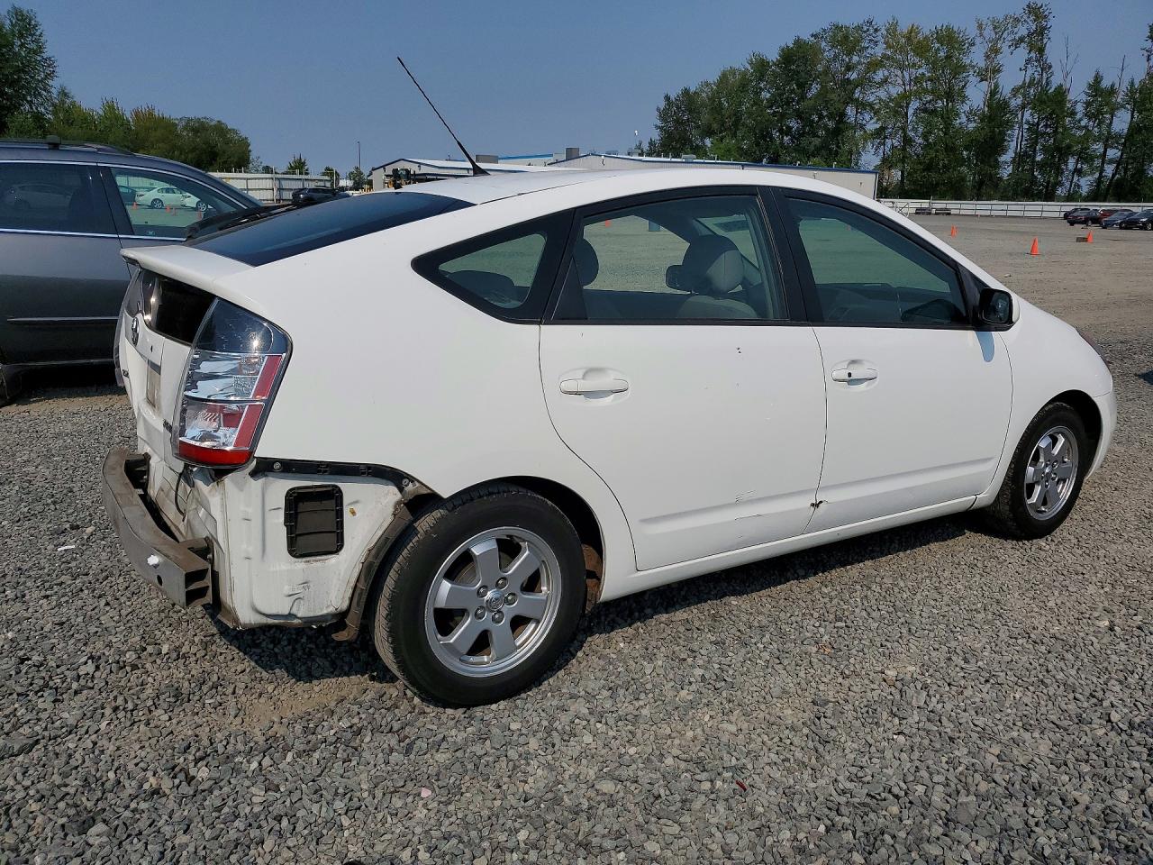 2004 Toyota Prius Base White vin: JTDKB20U040039419
