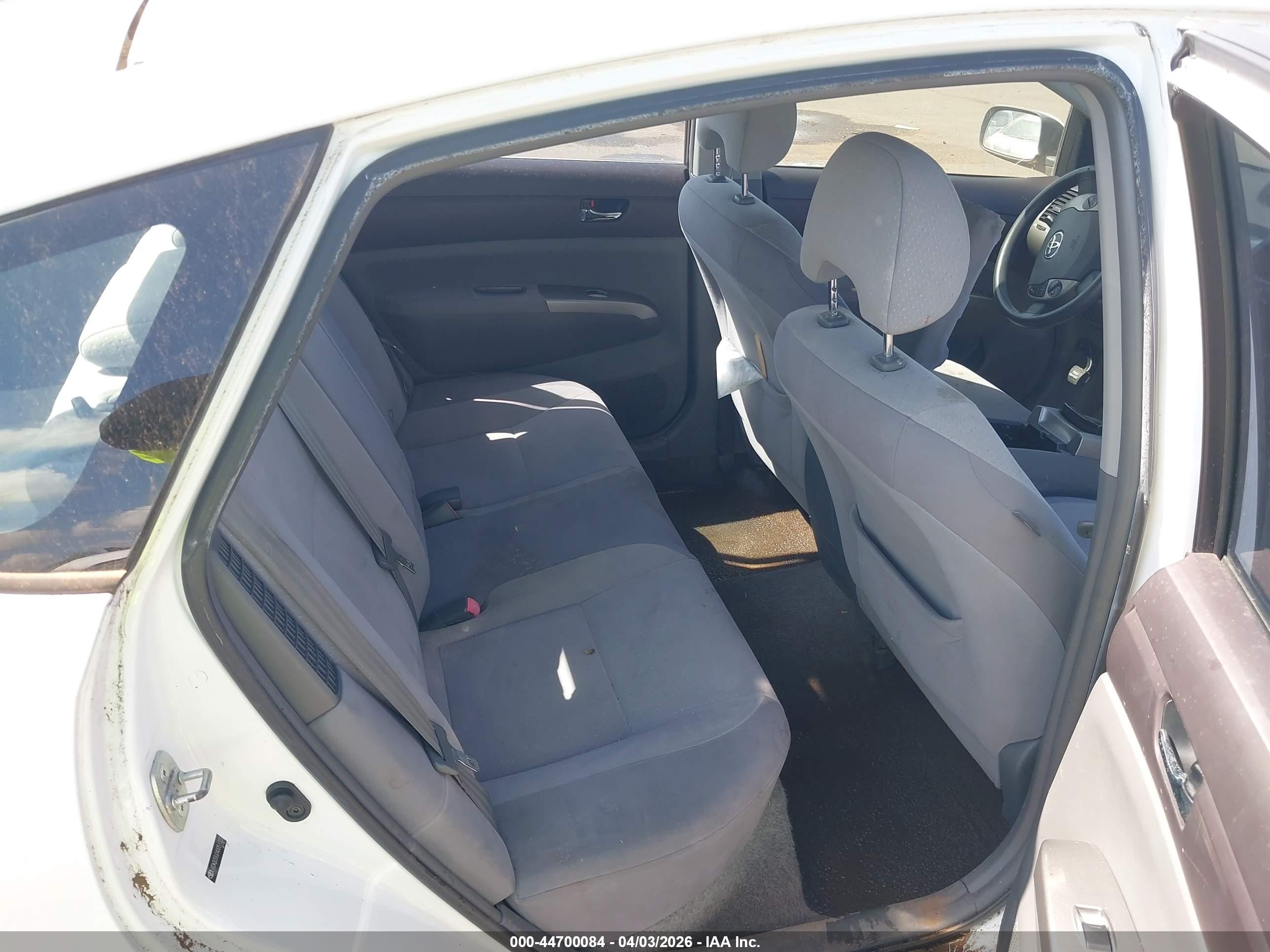 2004 Toyota Prius   White vin: JTDKB20U040051022