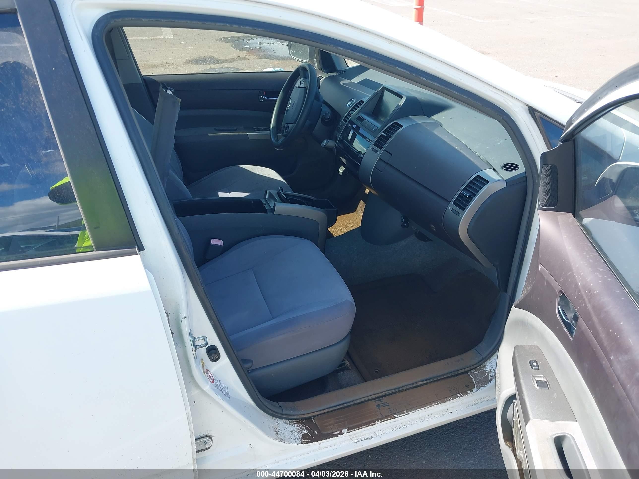 2004 Toyota Prius   White vin: JTDKB20U040051022