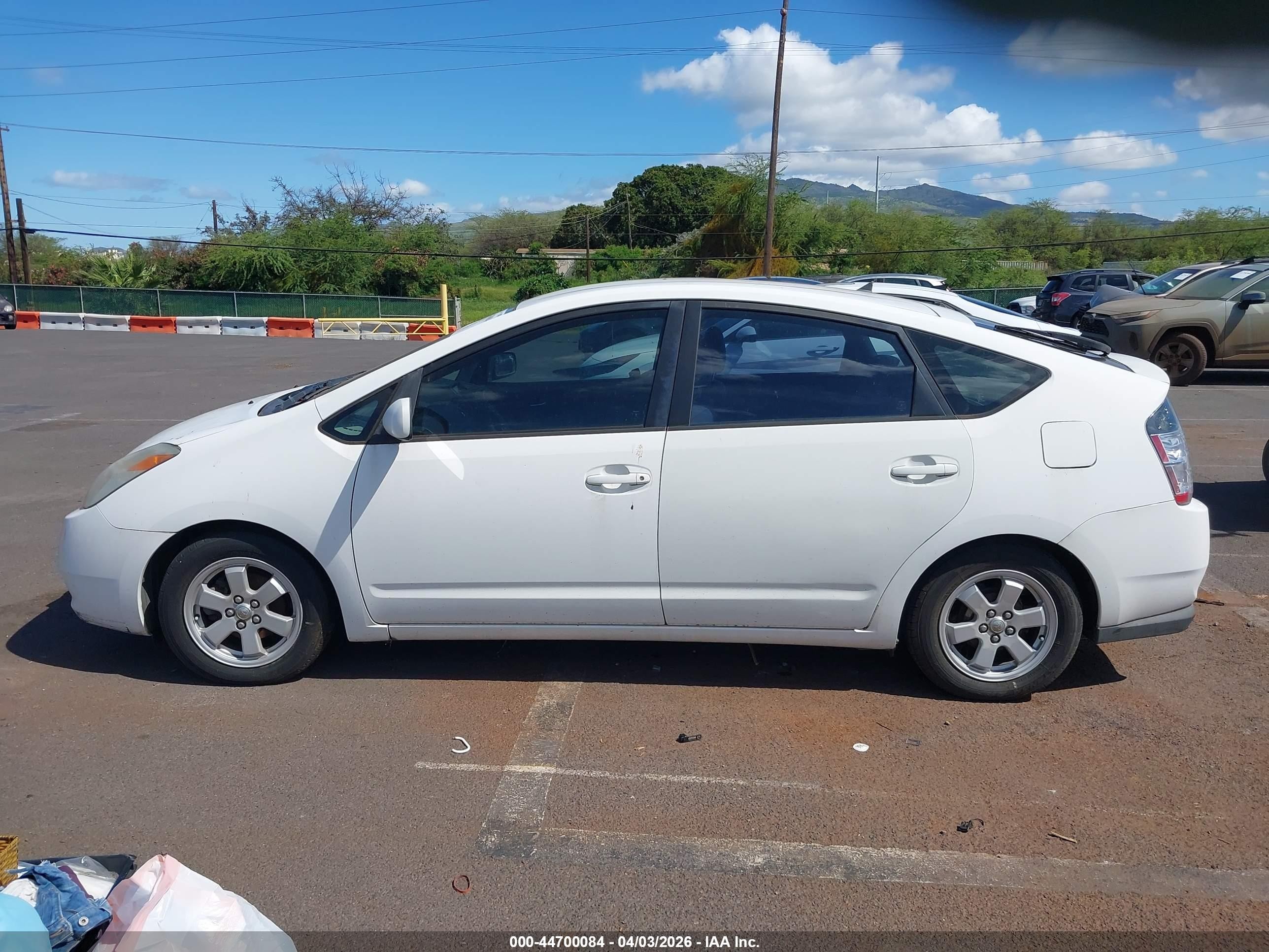 2004 Toyota Prius   White vin: JTDKB20U040051022