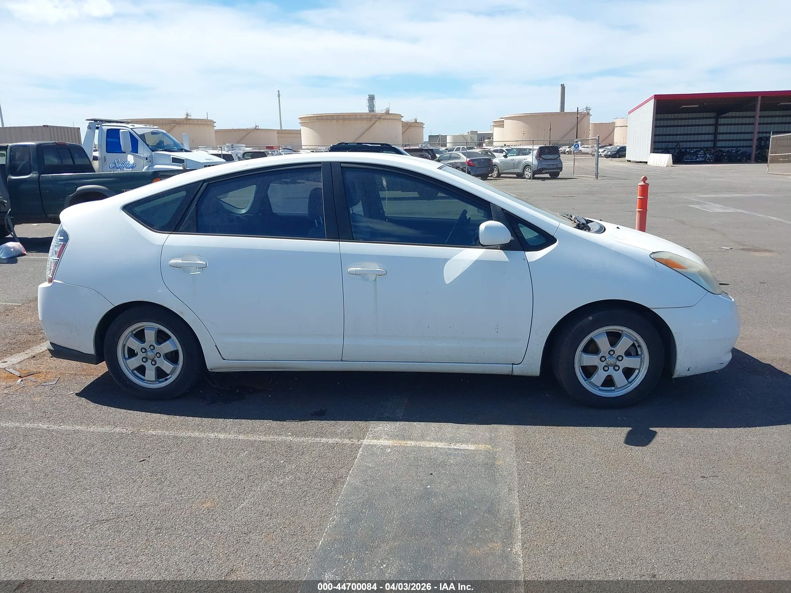 2004 Toyota Prius   White vin: JTDKB20U040051022