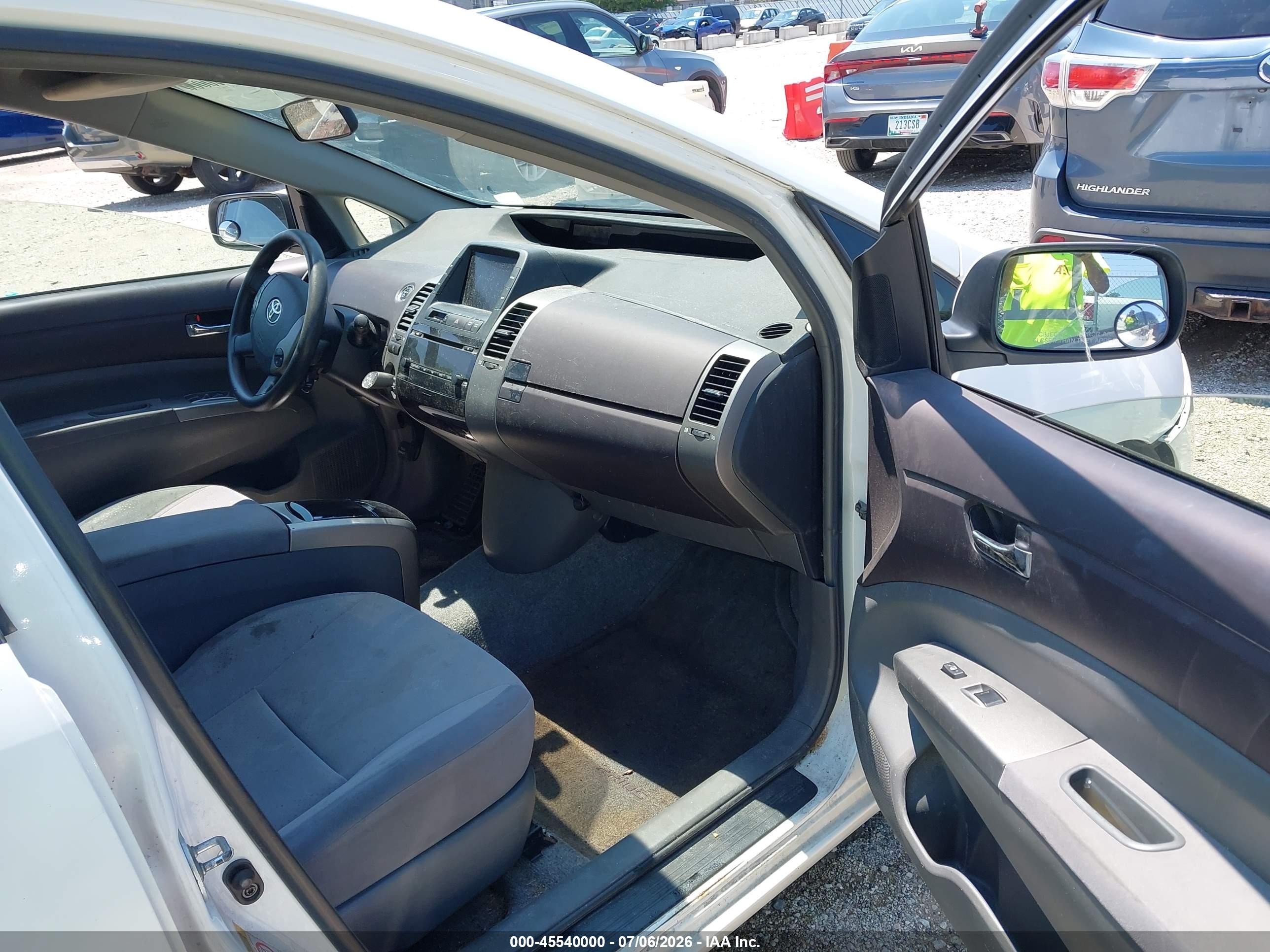 2004 Toyota Prius   White vin: JTDKB20U040112983