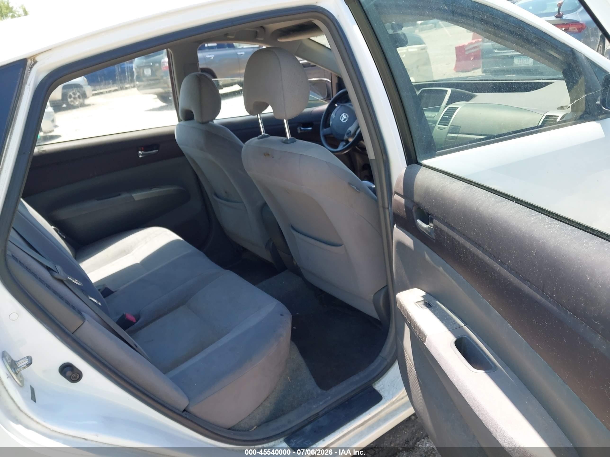 2004 Toyota Prius   White vin: JTDKB20U040112983