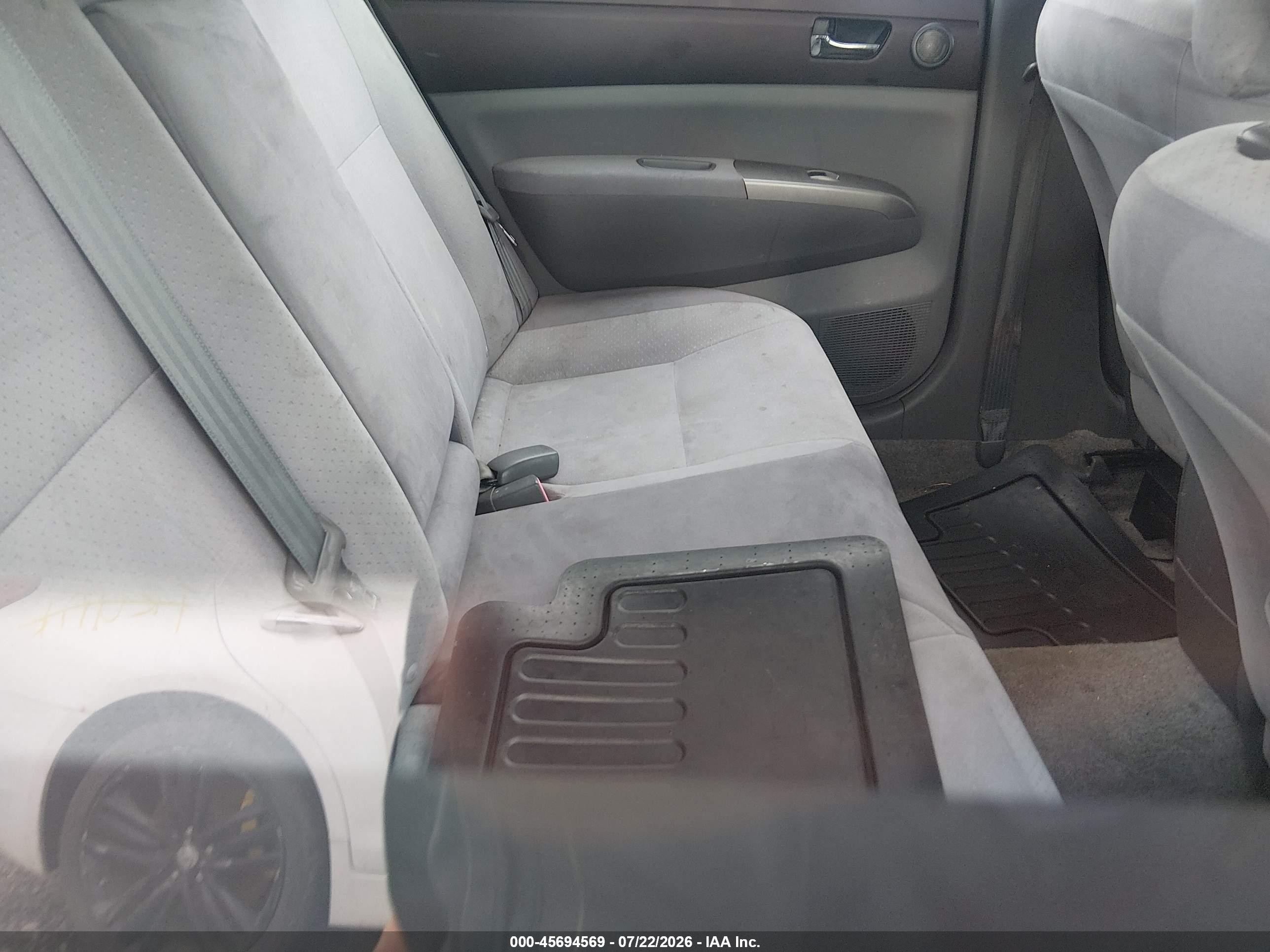2005 Toyota Prius   Silver vin: JTDKB20U050117800