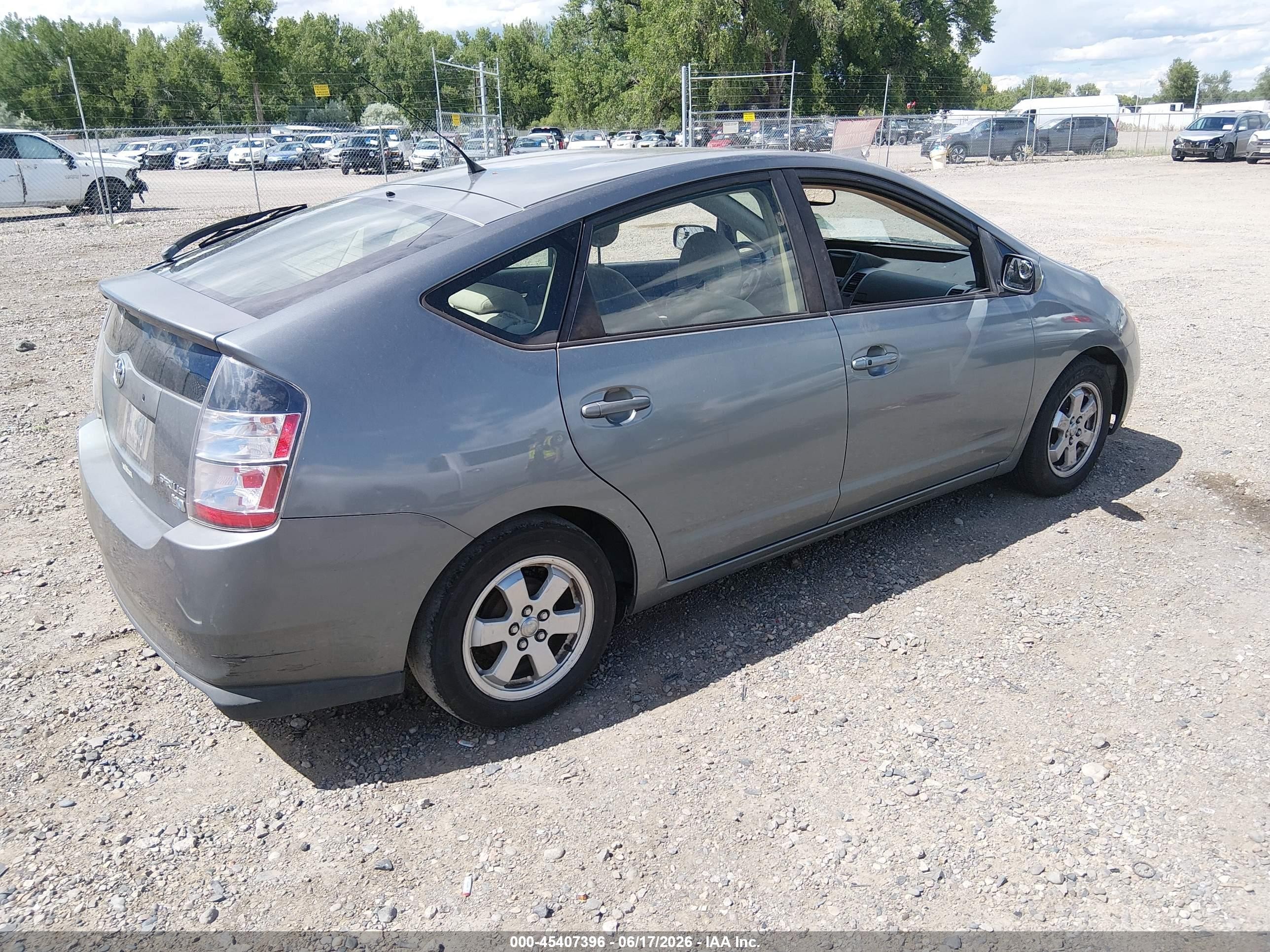 2005 Toyota Prius   Gray vin: JTDKB20U053073425