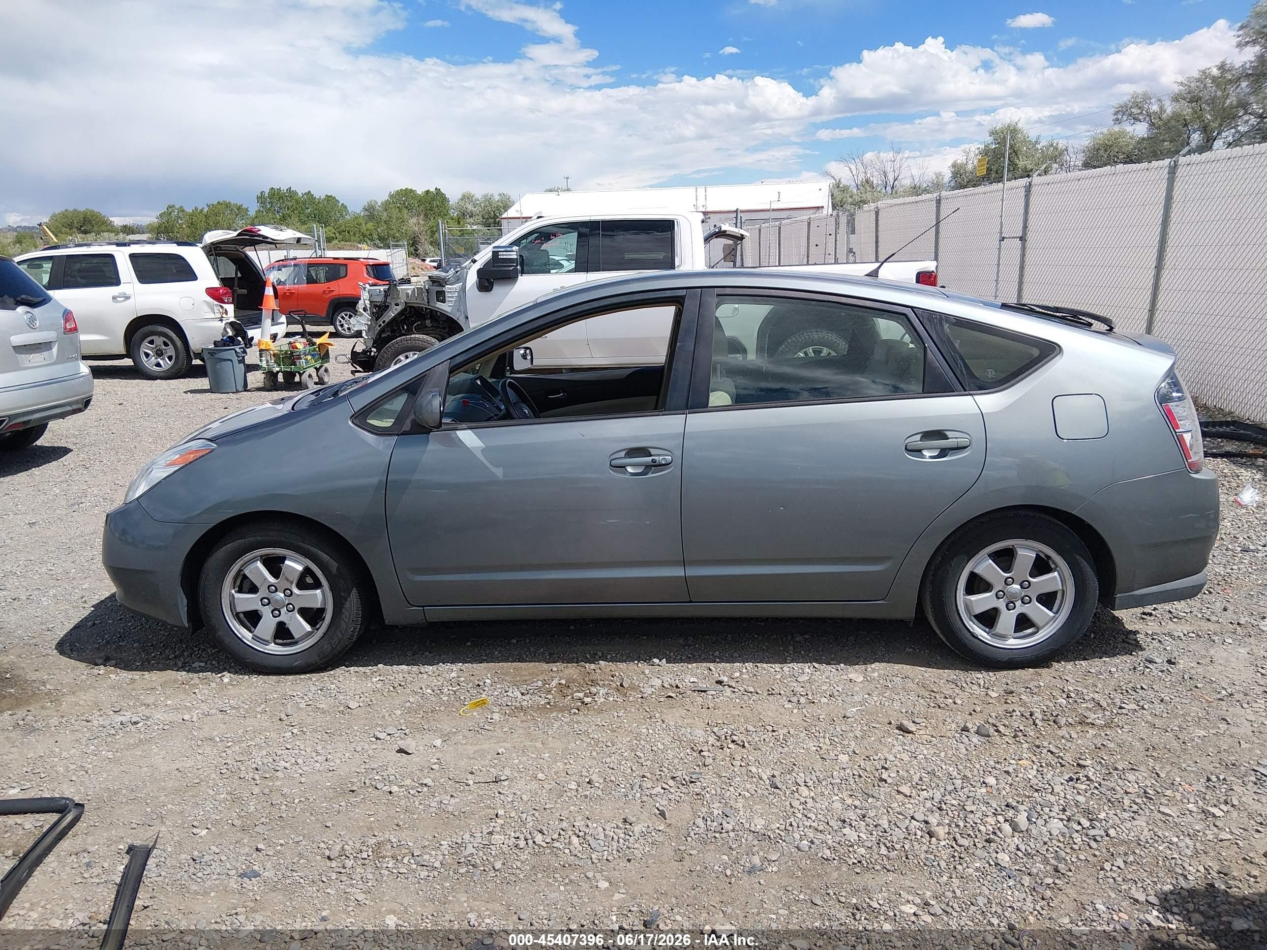 2005 Toyota Prius   Gray vin: JTDKB20U053073425