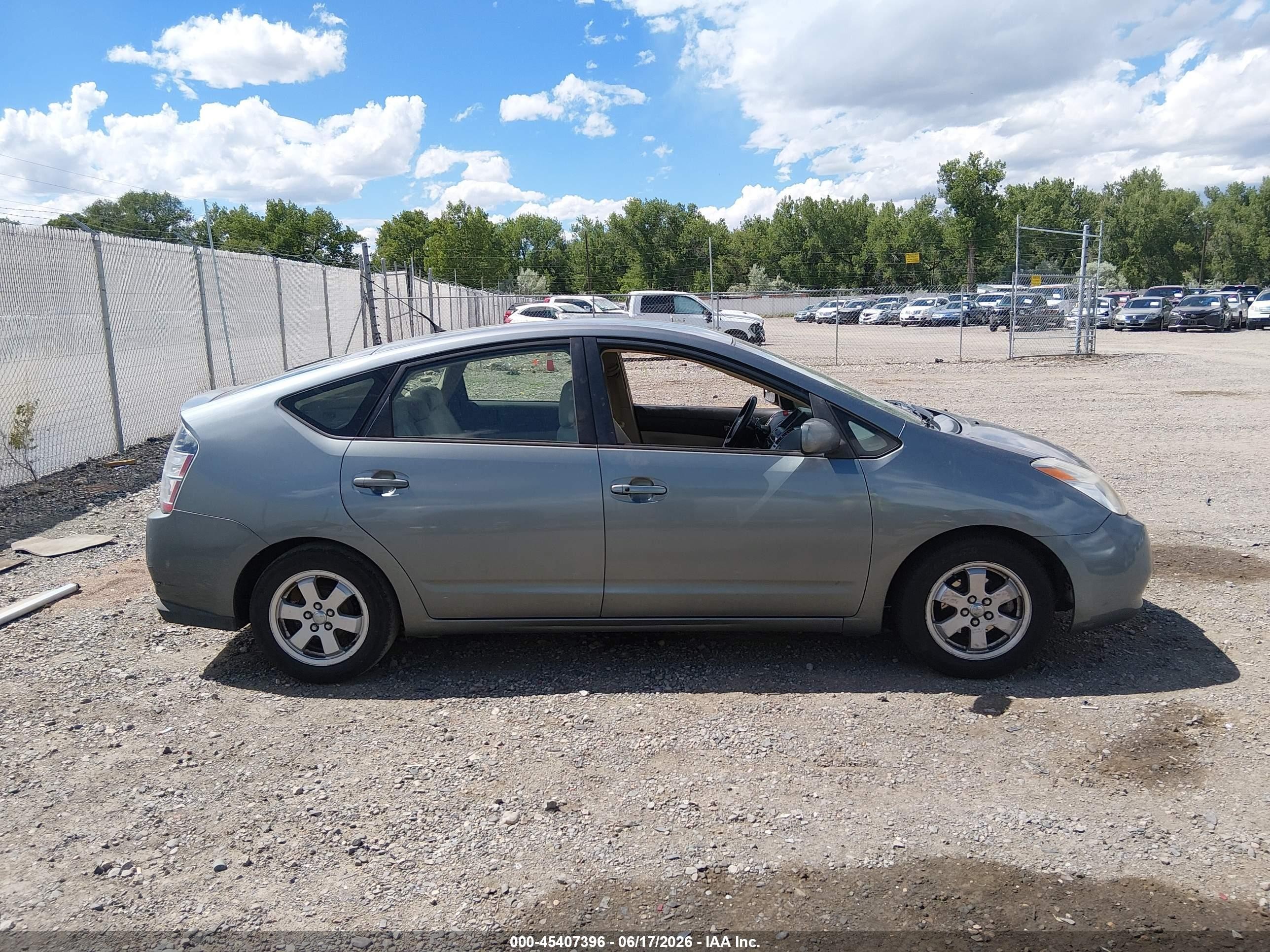 2005 Toyota Prius   Gray vin: JTDKB20U053073425