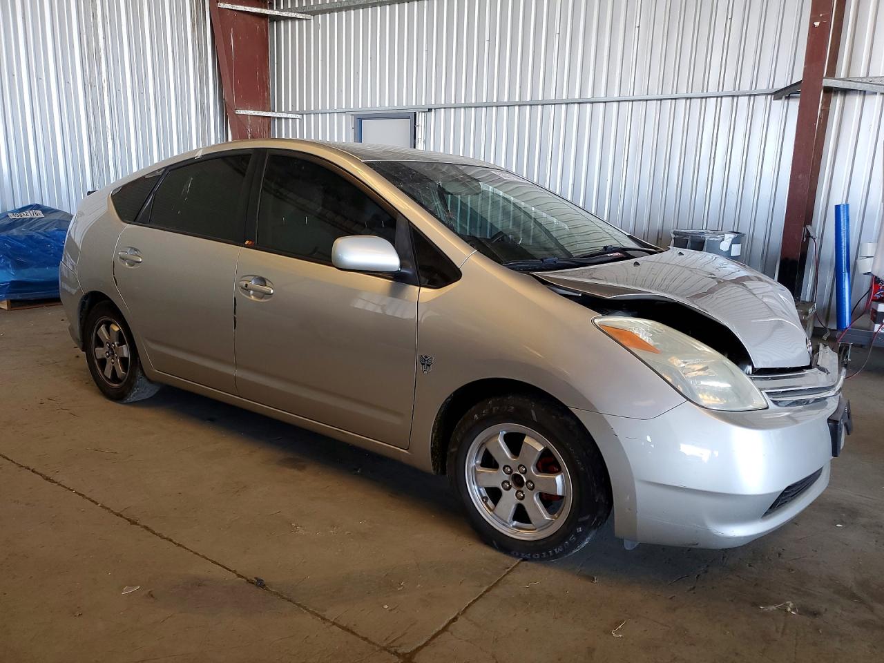 2005 Toyota Prius Base Серебряный vin: JTDKB20U057018319