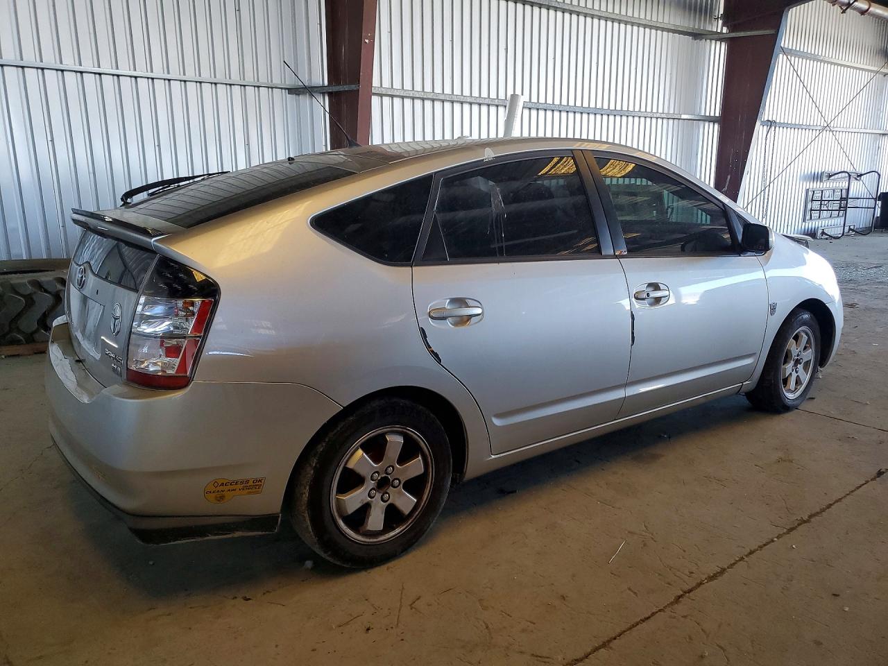 2005 Toyota Prius Base Серебряный vin: JTDKB20U057018319
