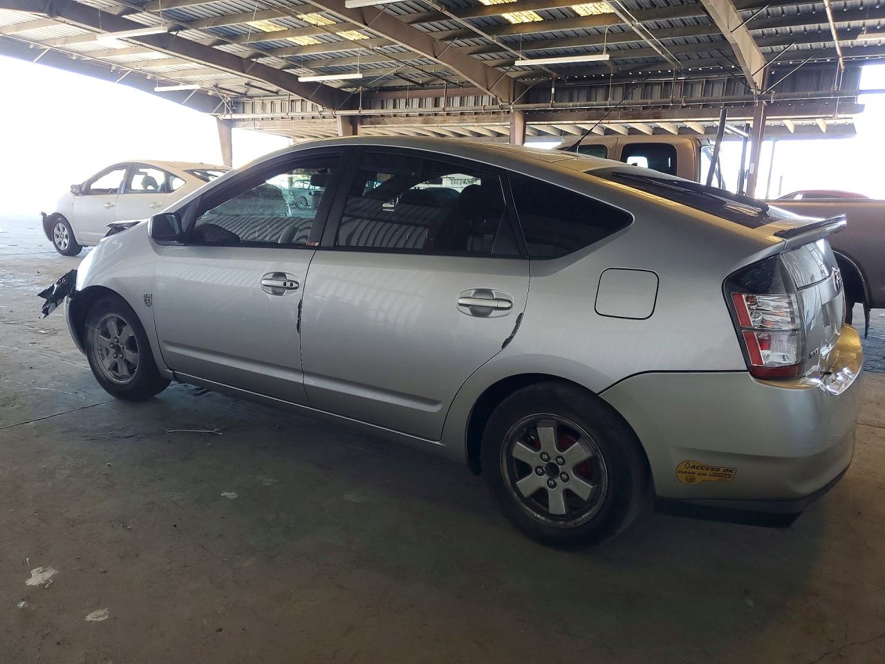 2005 Toyota Prius Base Серебряный vin: JTDKB20U057018319