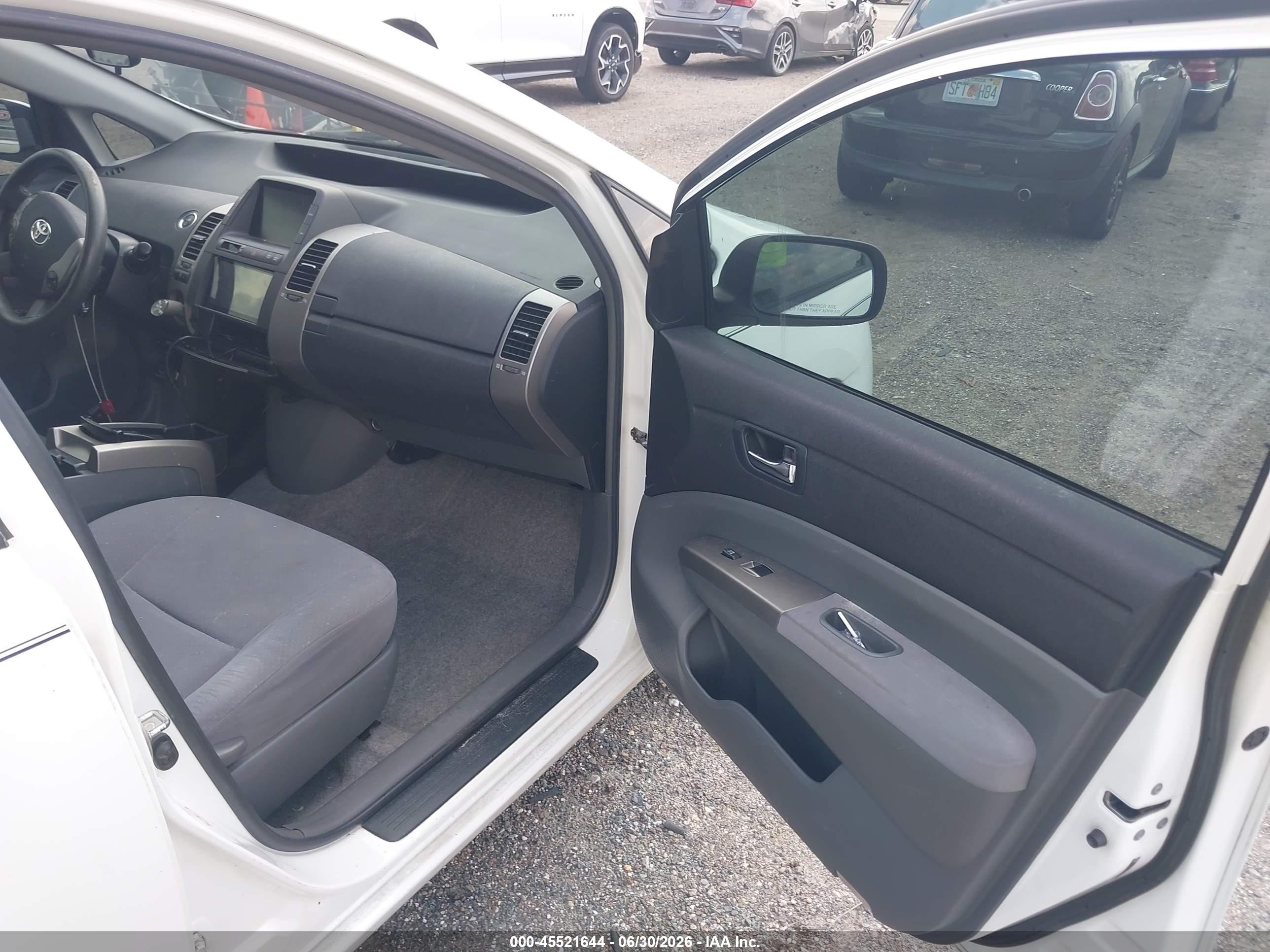 2006 Toyota Prius   White vin: JTDKB20U063129297