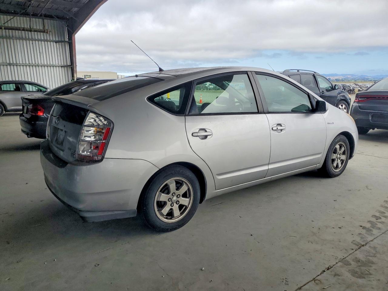 2006 Toyota Prius Base Серебряный vin: JTDKB20U063159464
