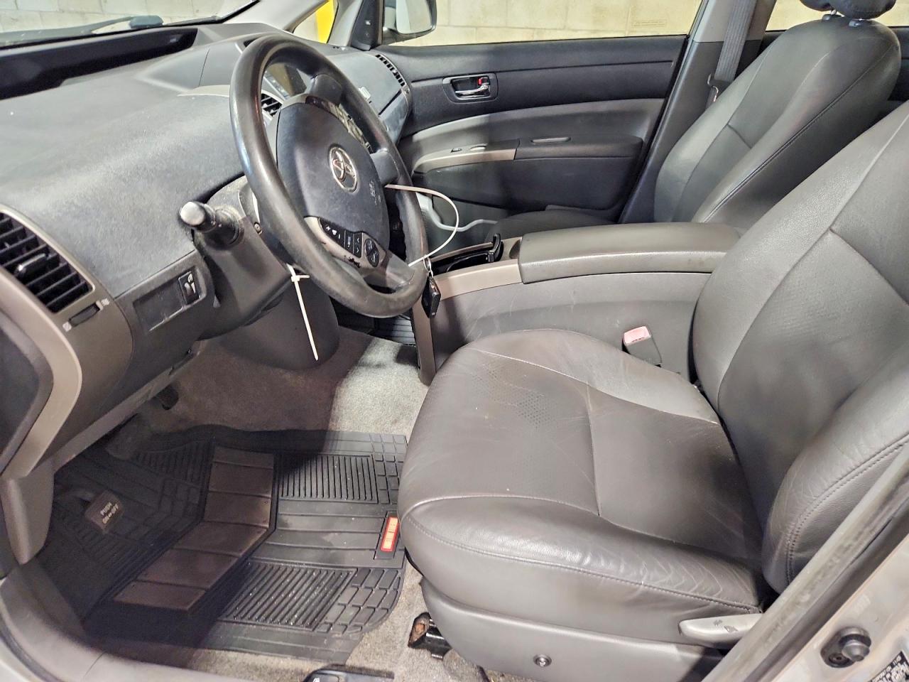 2006 Toyota Prius Base Silver vin: JTDKB20U067063018