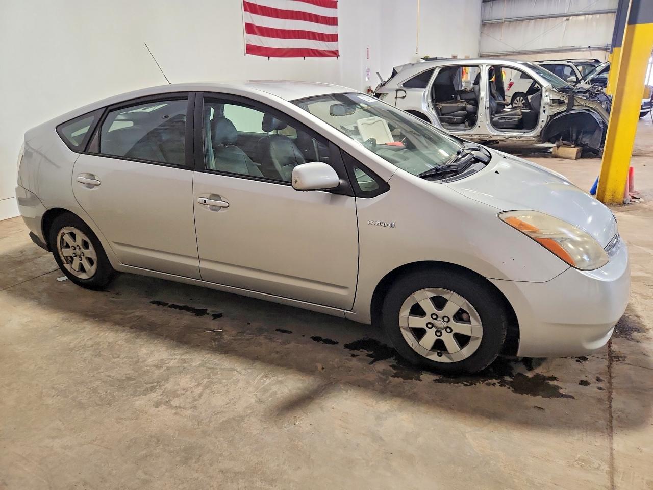 2006 Toyota Prius Base Silver vin: JTDKB20U067063018