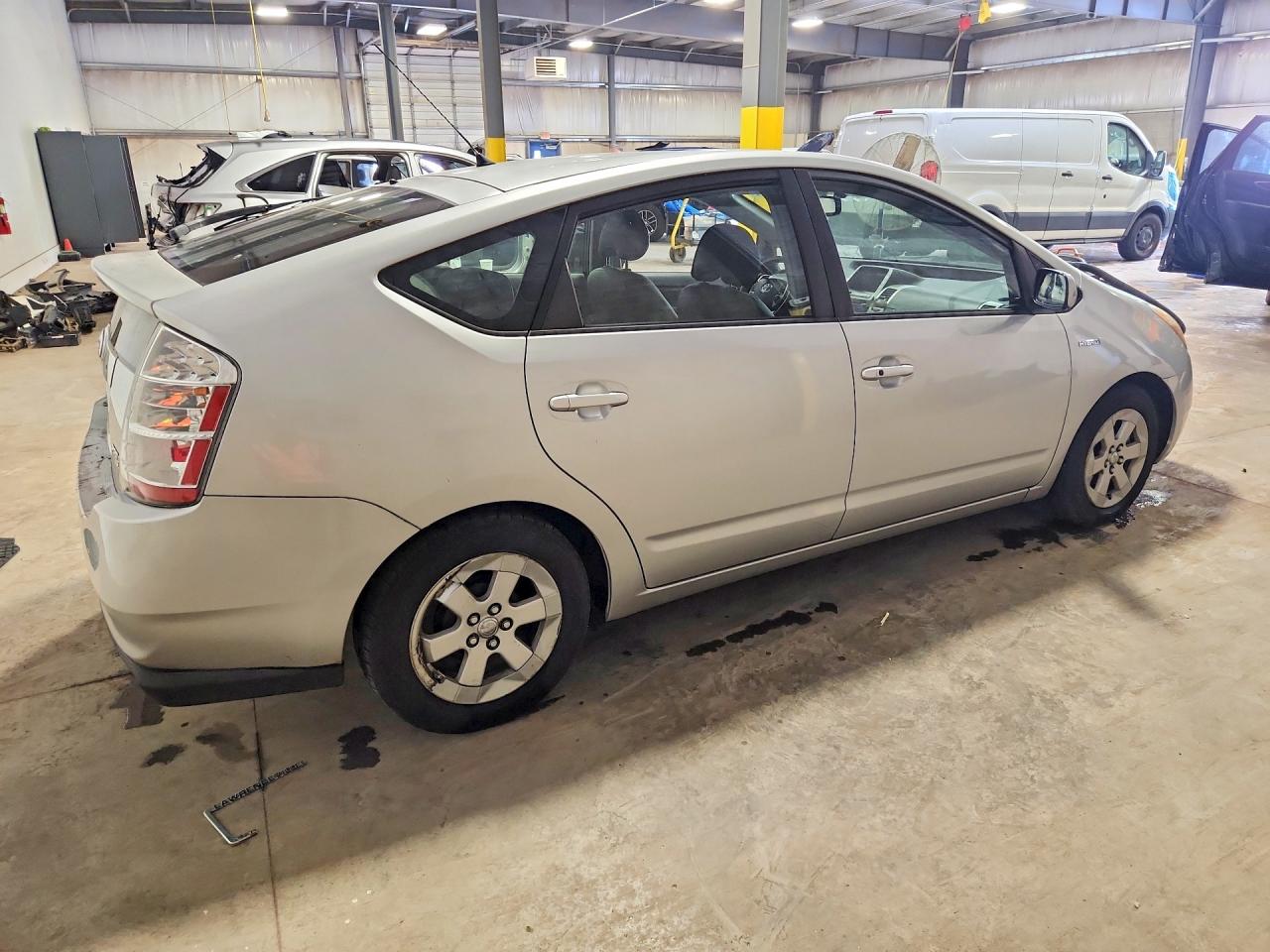 2006 Toyota Prius Base Silver vin: JTDKB20U067063018