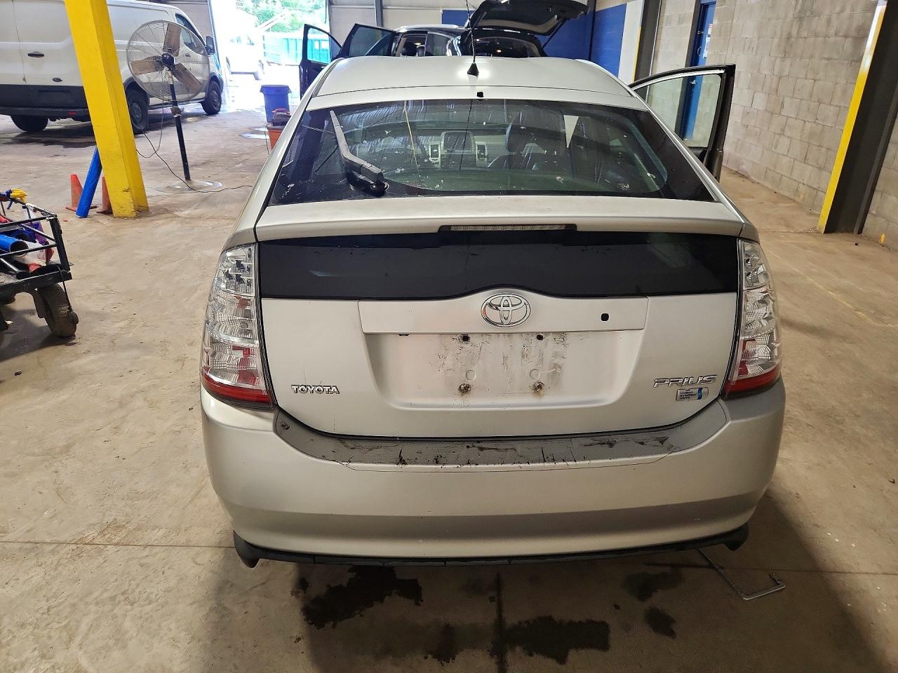 2006 Toyota Prius Base Silver vin: JTDKB20U067063018