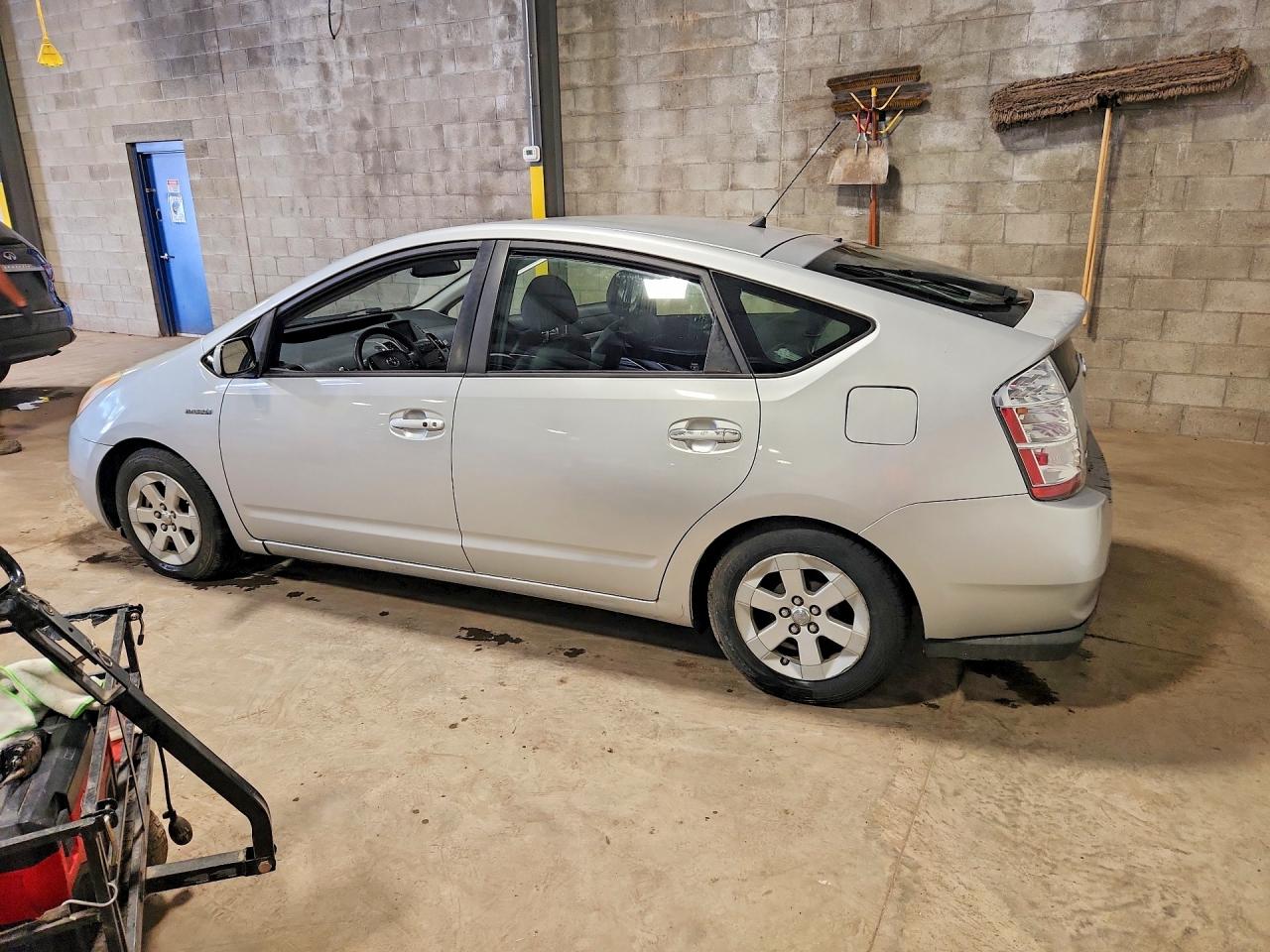 2006 Toyota Prius Base Silver vin: JTDKB20U067063018