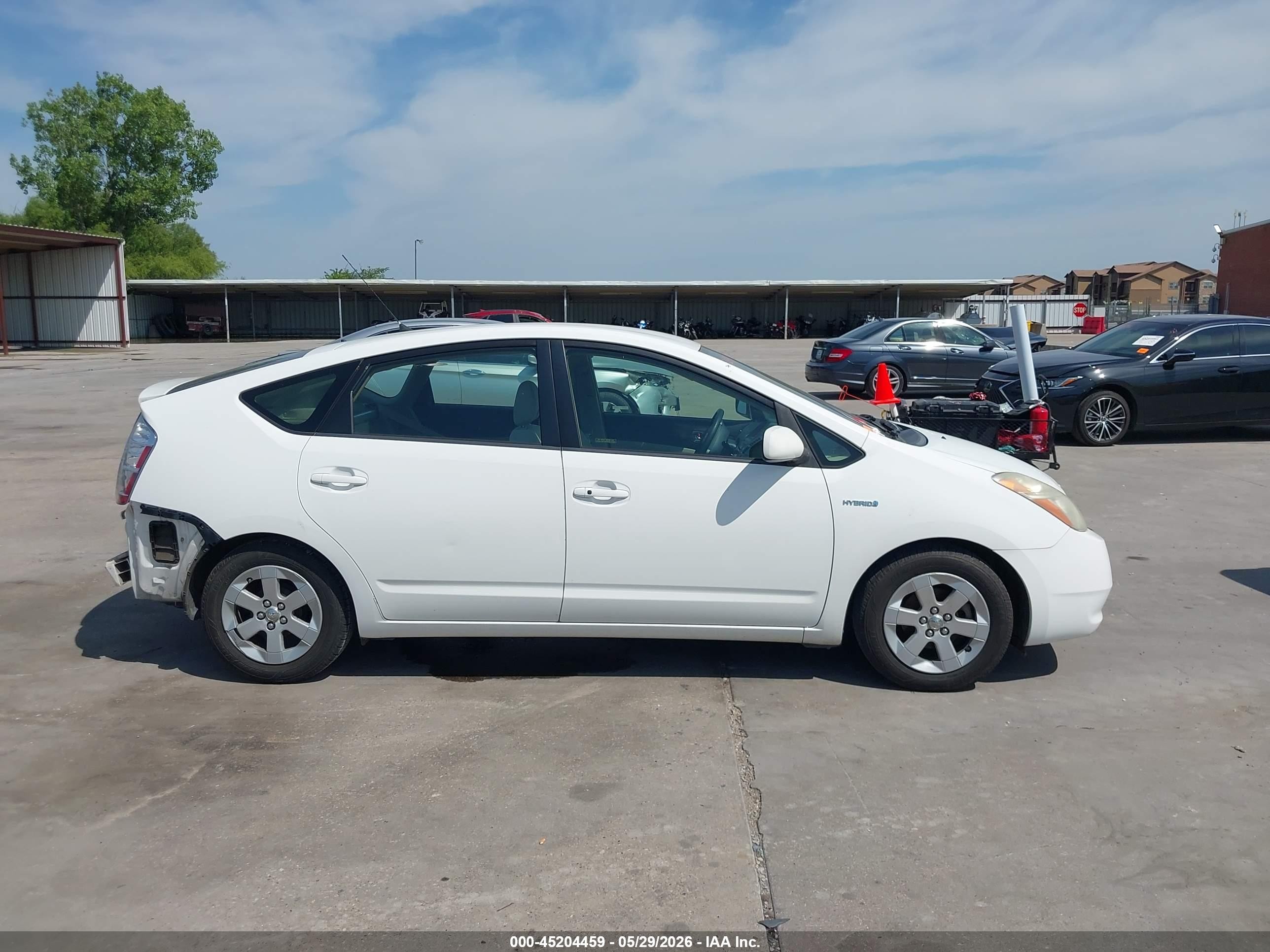 2007 Toyota Prius   White vin: JTDKB20U077552004