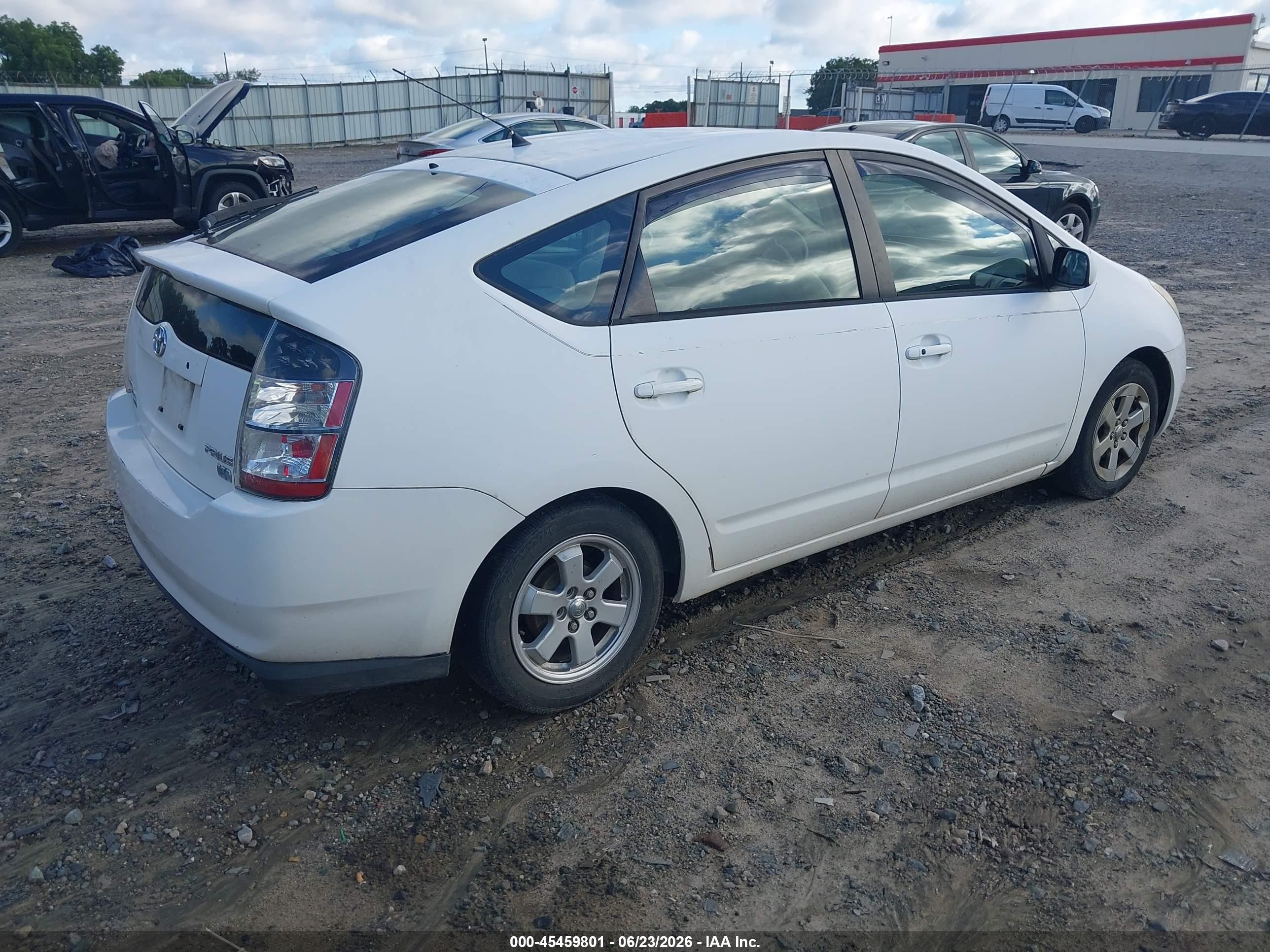 2004 Toyota Prius   White vin: JTDKB20U140011080