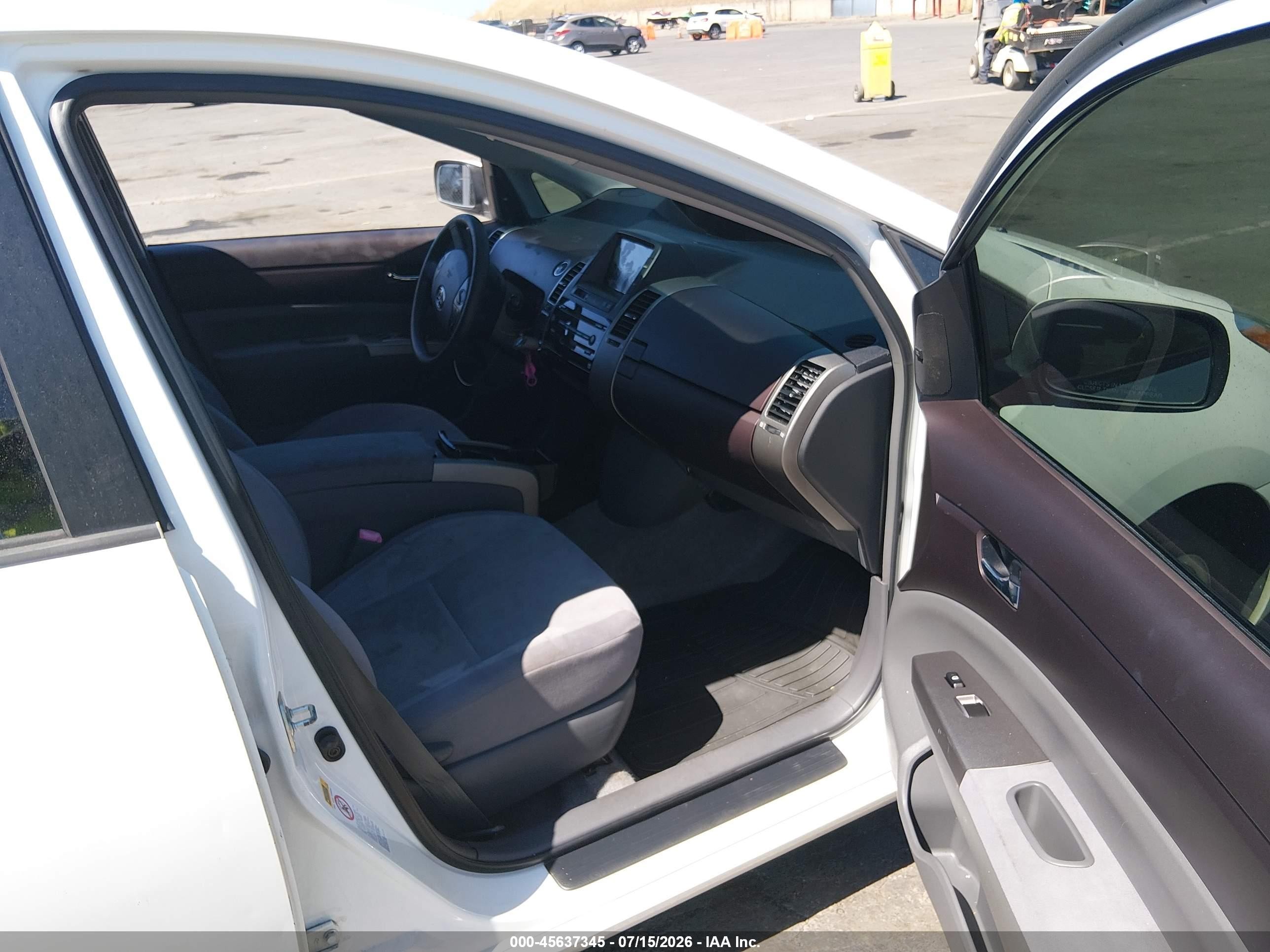2004 Toyota Prius   White vin: JTDKB20U140022774