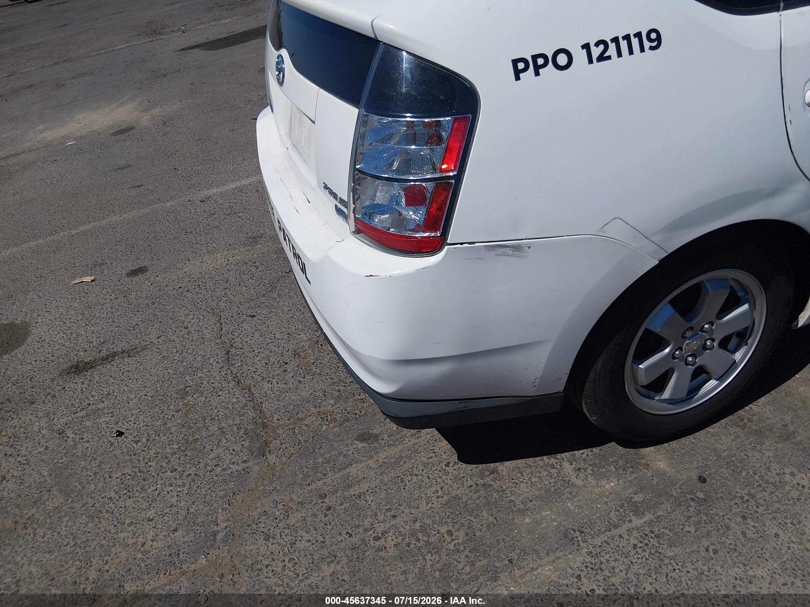 2004 Toyota Prius   White vin: JTDKB20U140022774