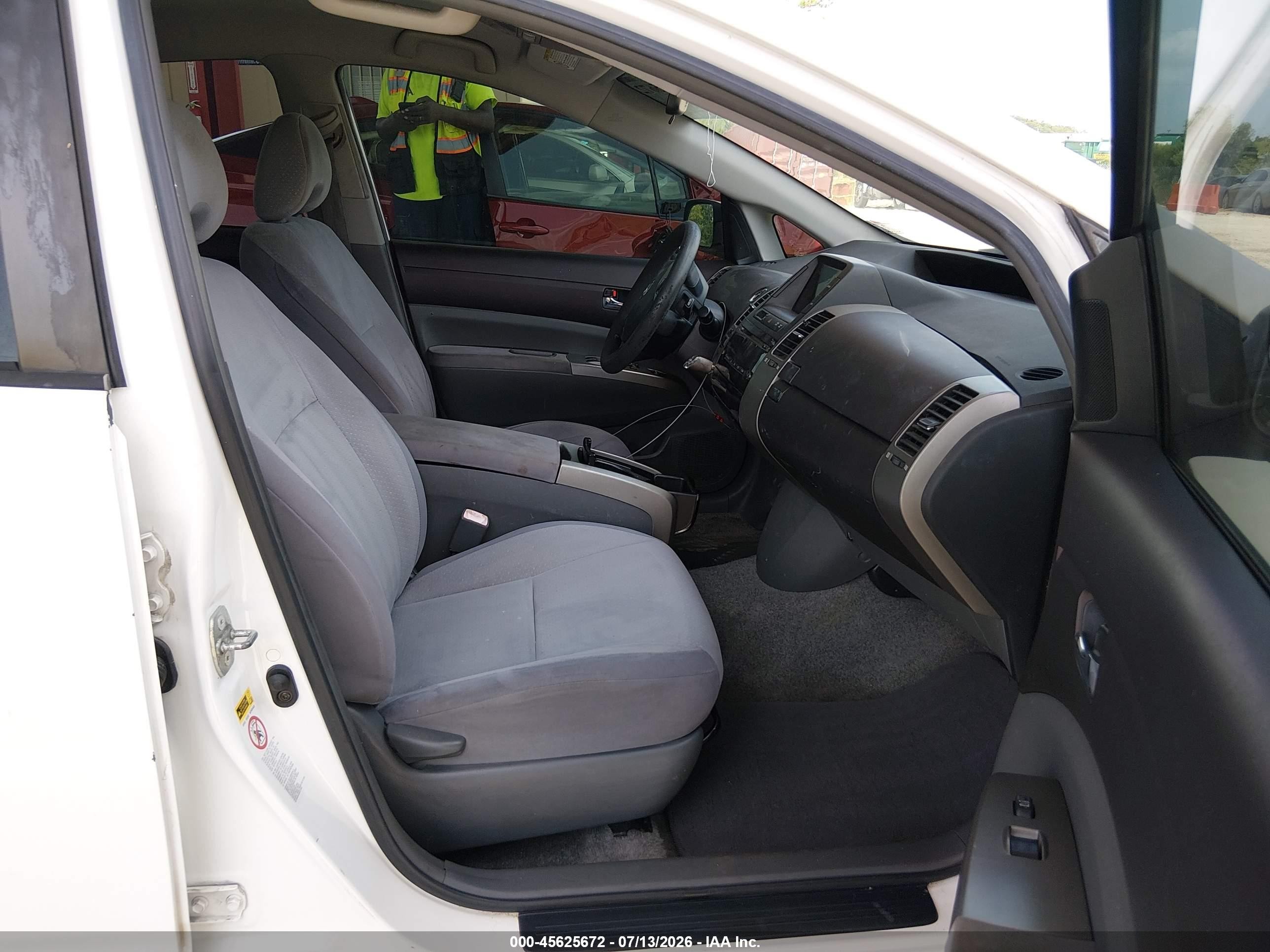 2005 Toyota Prius   White vin: JTDKB20U153080240