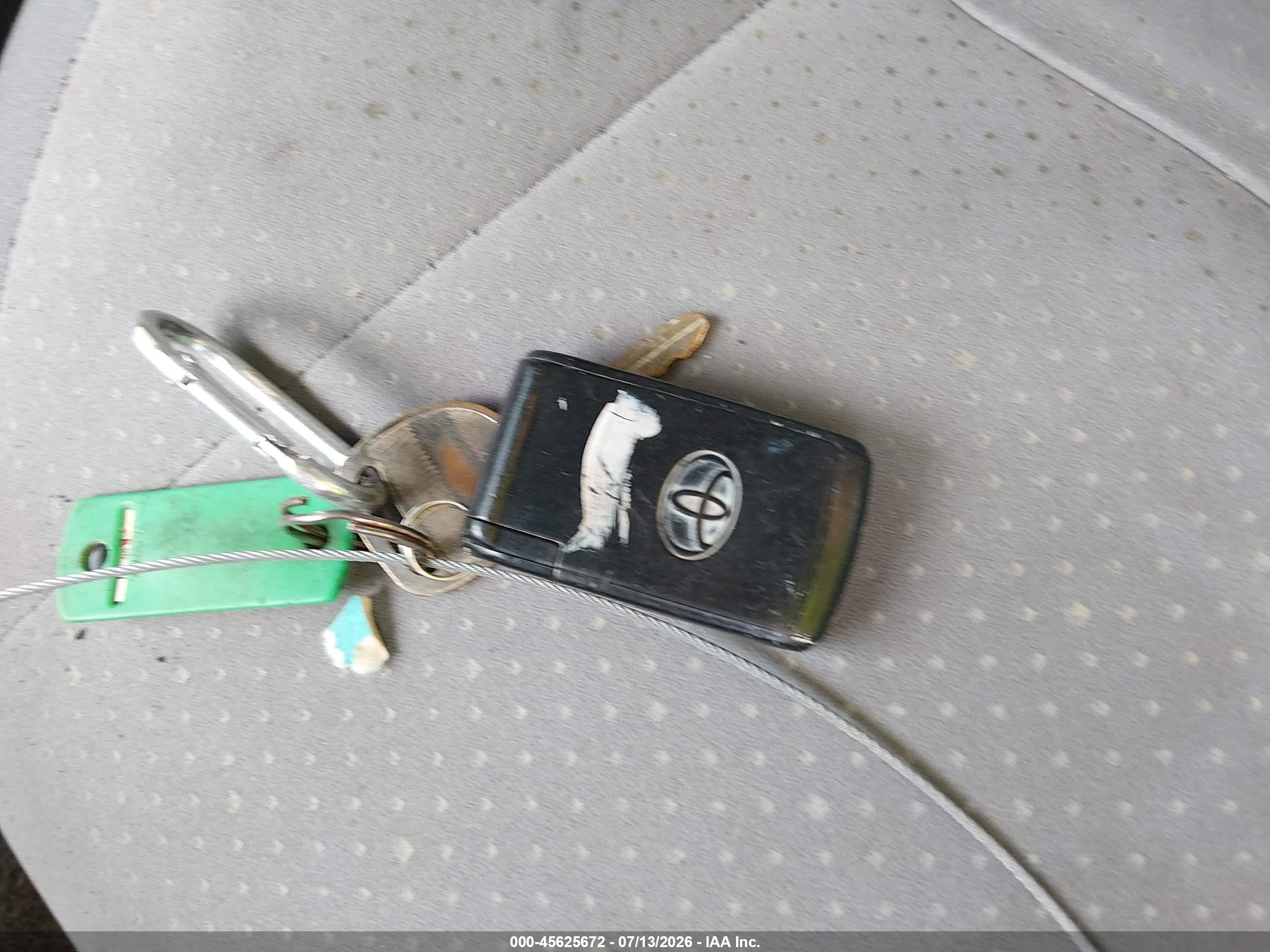 2005 Toyota Prius   White vin: JTDKB20U153080240