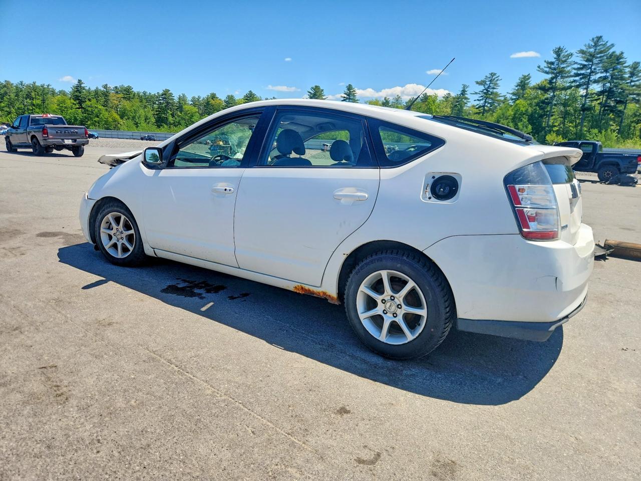 2005 Toyota Prius Base White vin: JTDKB20U153100275
