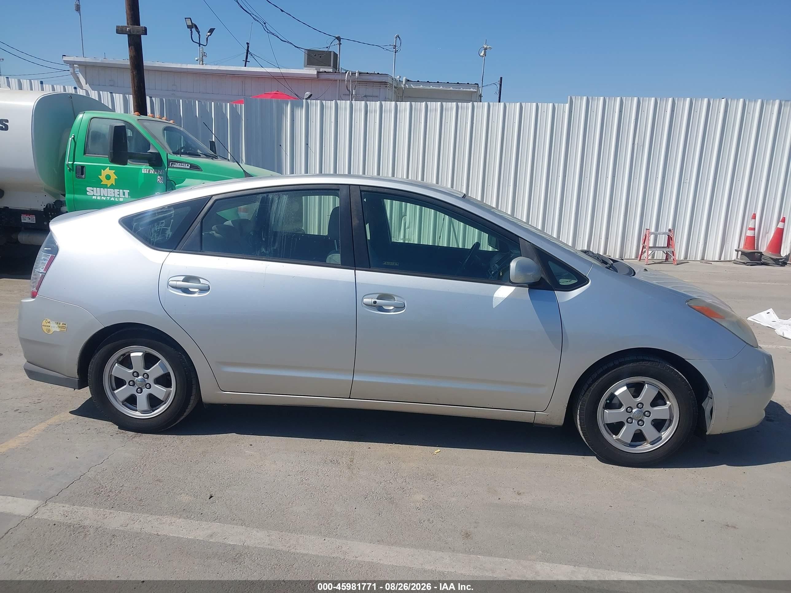 2005 Toyota Prius   Silver vin: JTDKB20U157041172